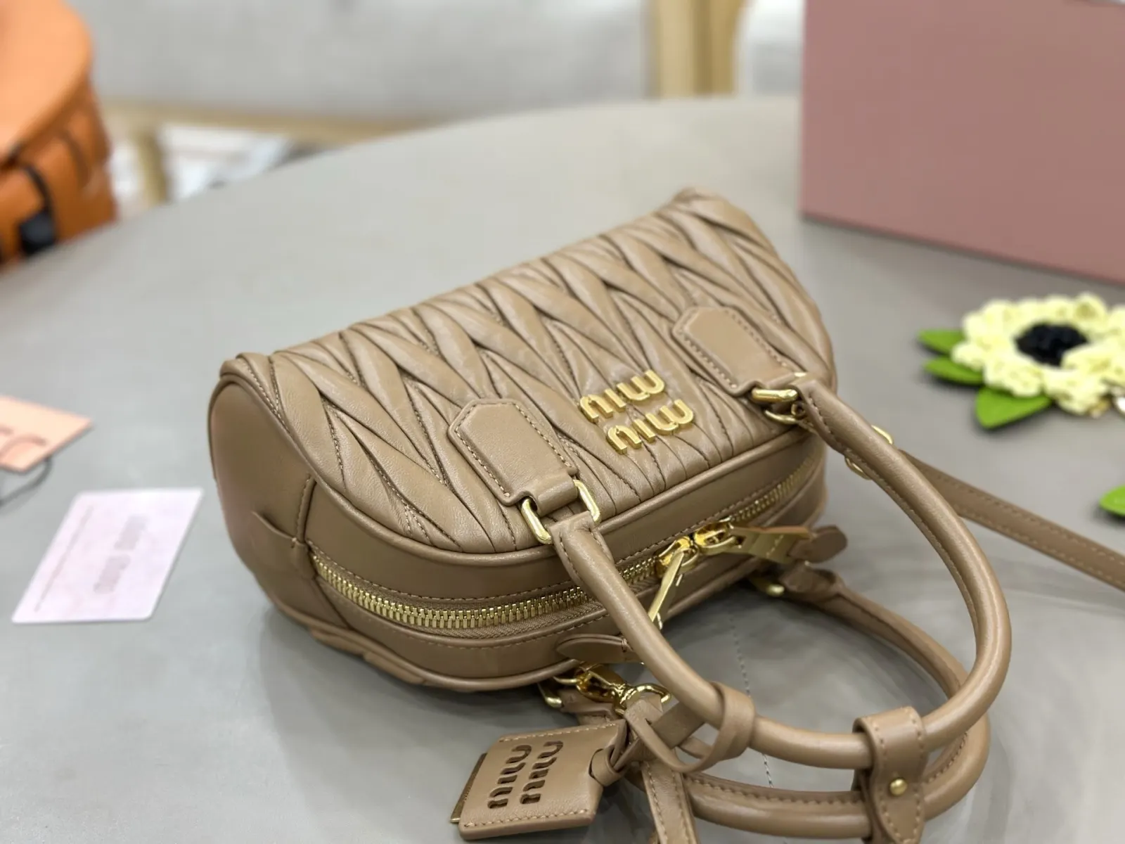 Miu 白色 焦糖色 羊皮 斜挎包 轻便斜挎款