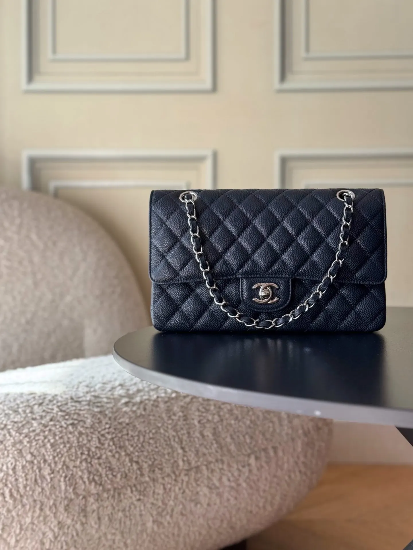 CHANEL 黑色魚子醬牛皮翻蓋鏈條包 金扣款