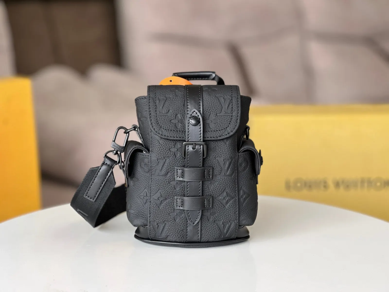 LV 黑色 可拆卸肩带与 形环增添斜挎选择 亦可作單肩包 雙肩包 实用雙肩款