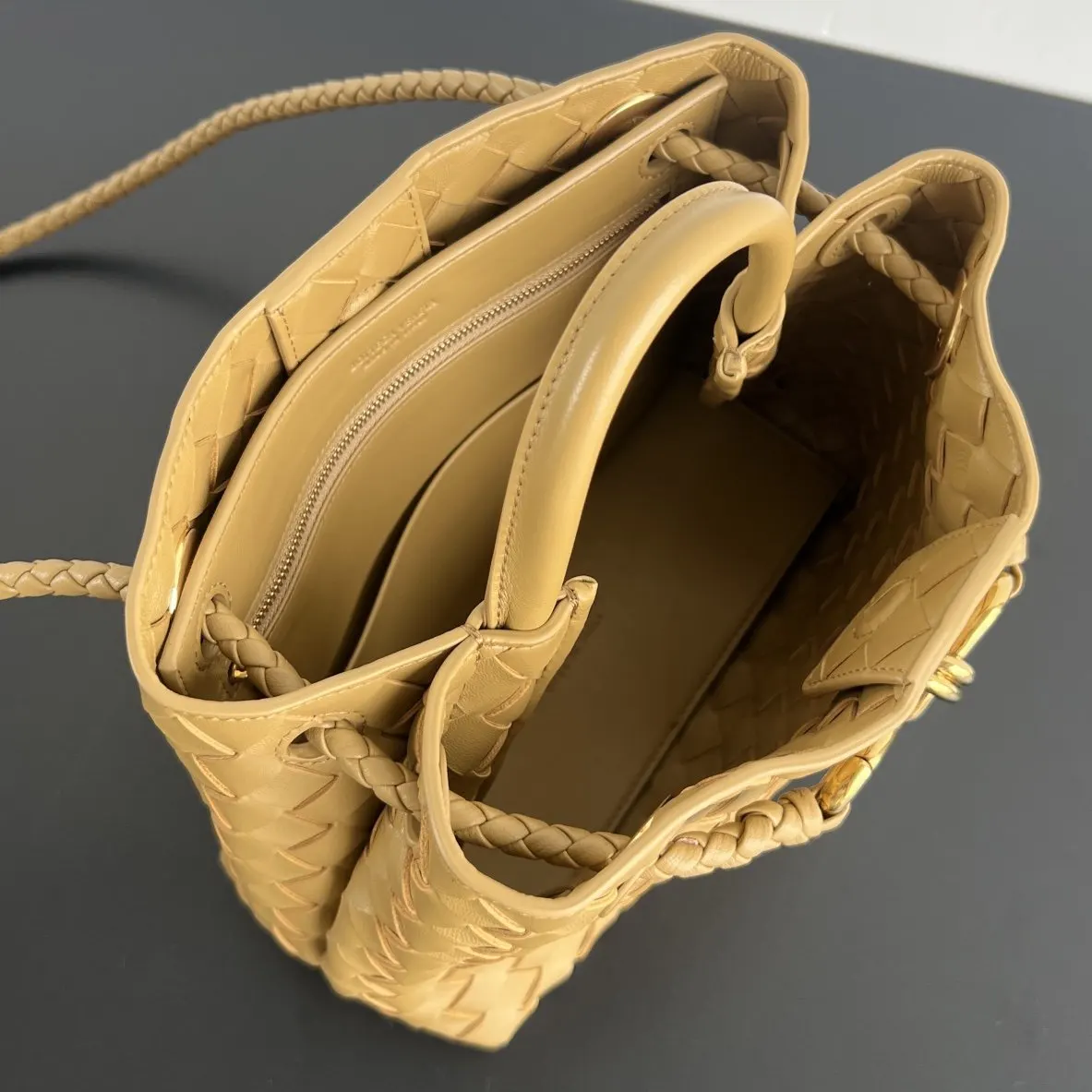 Bottega Veneta 金色 羊皮 斜挎包 轻便斜挎款