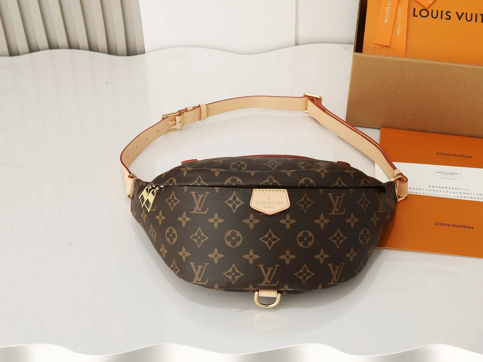 LV 帆布 既可用作腰包 亦可单肩背挎或斜挎 更显时尚个性 