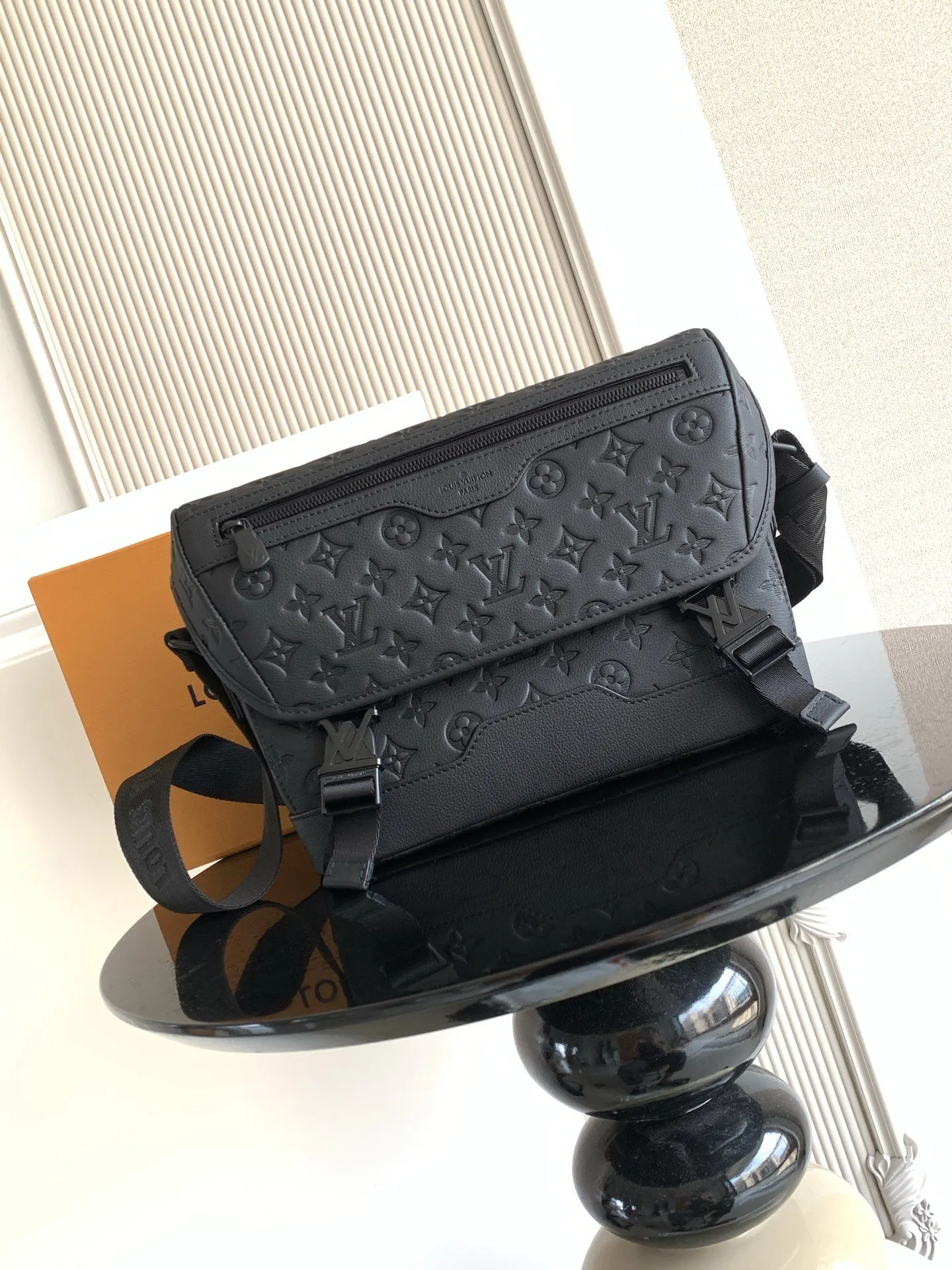 LV 黑色壓紋相机包 休閒斜挎款