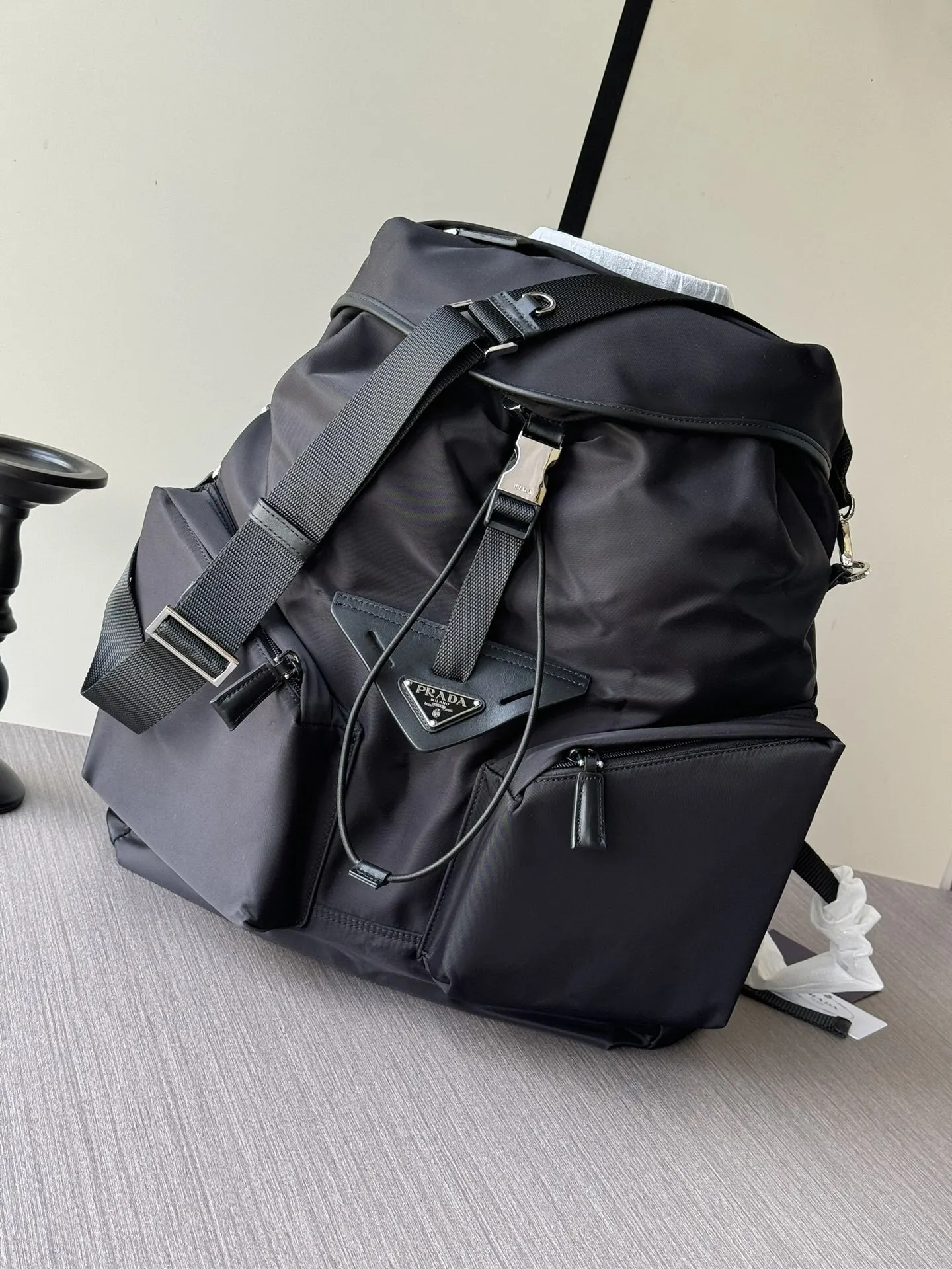 PRADA 黑色 Re-Nylon尼龍 牛皮 雙肩背包 輕便实用款