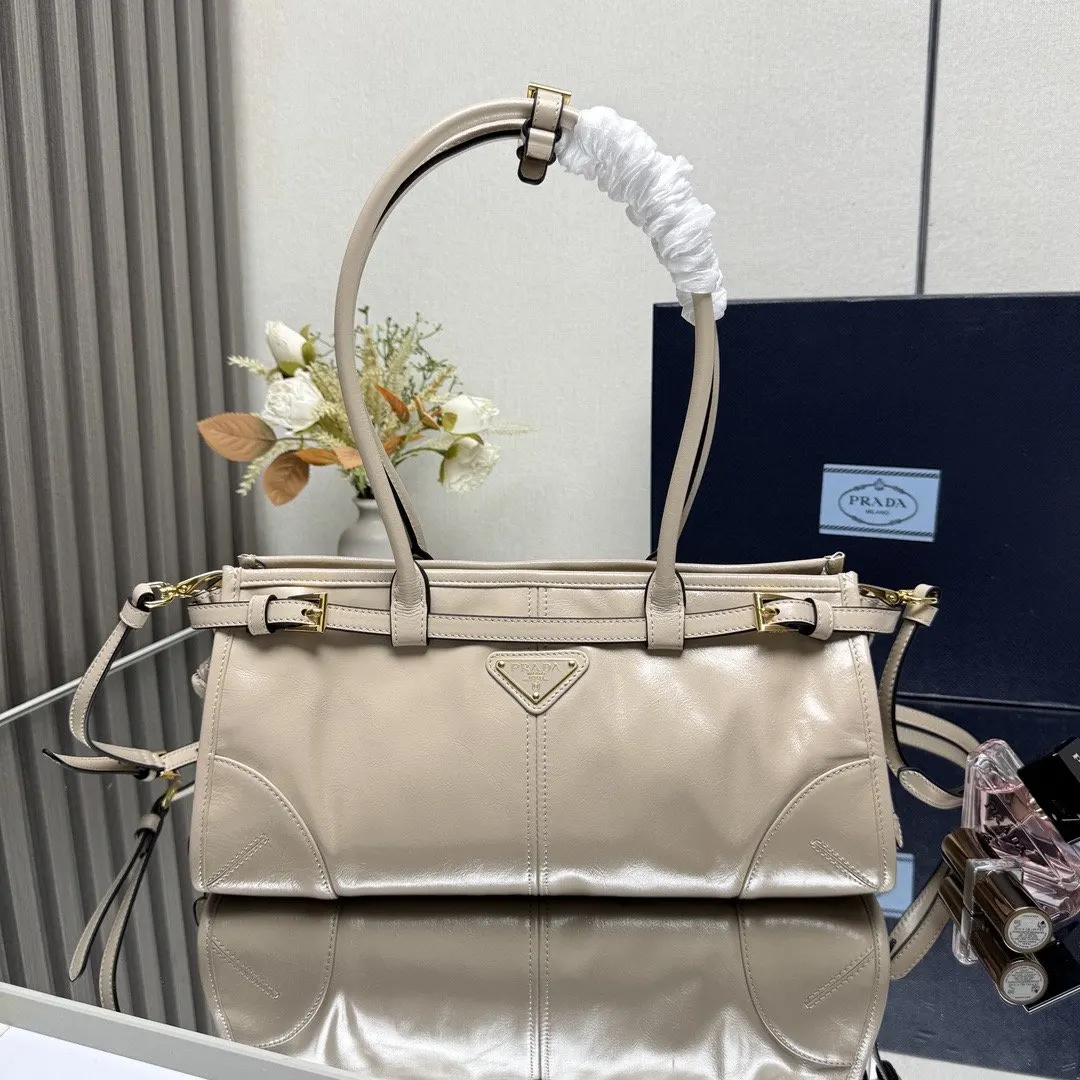 PRADA 斜背包 日常通勤款