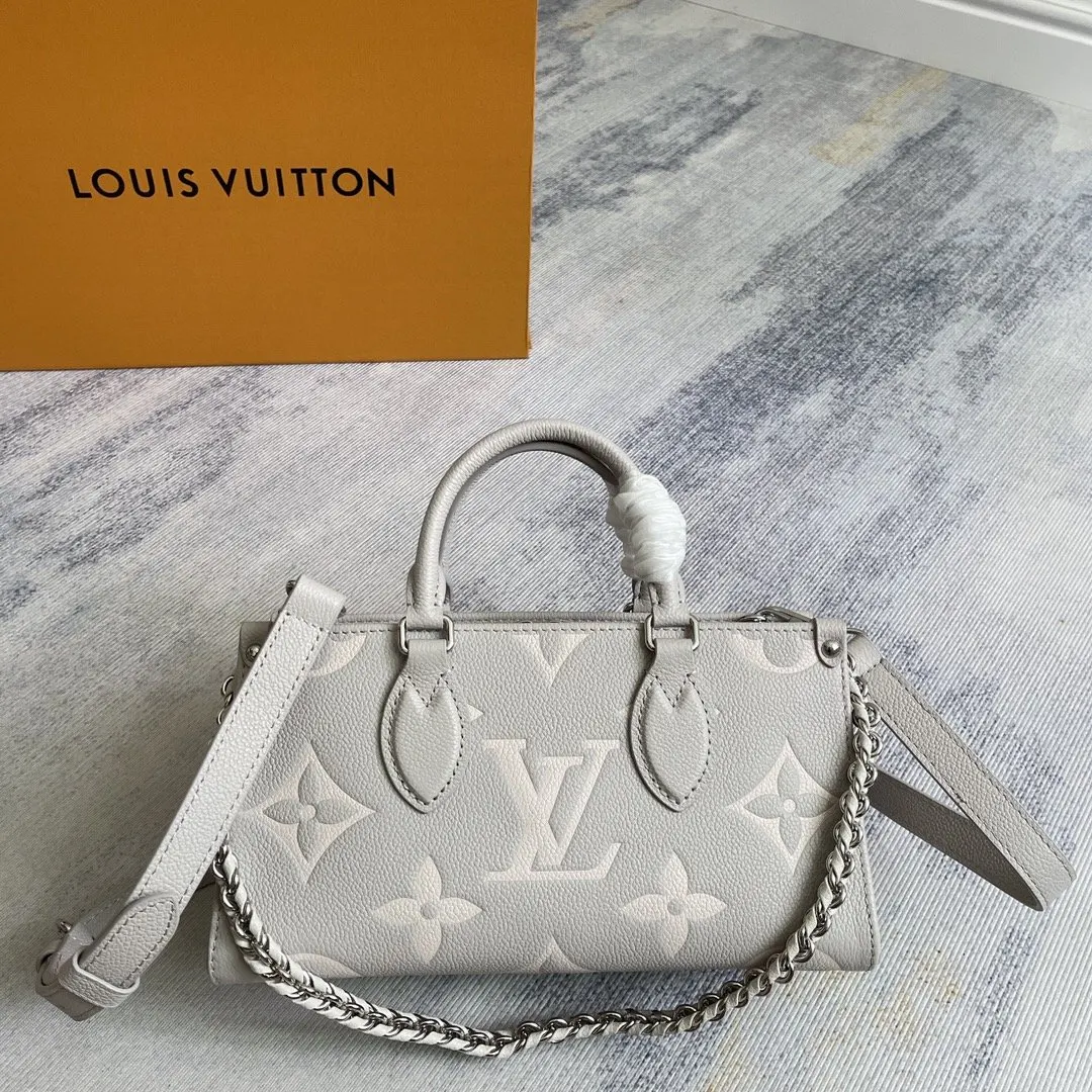 LV 牛皮 内外隔层可有序收納日常所需 紧凑构型方便以多种方式背 鏈條包 精致鏈條款