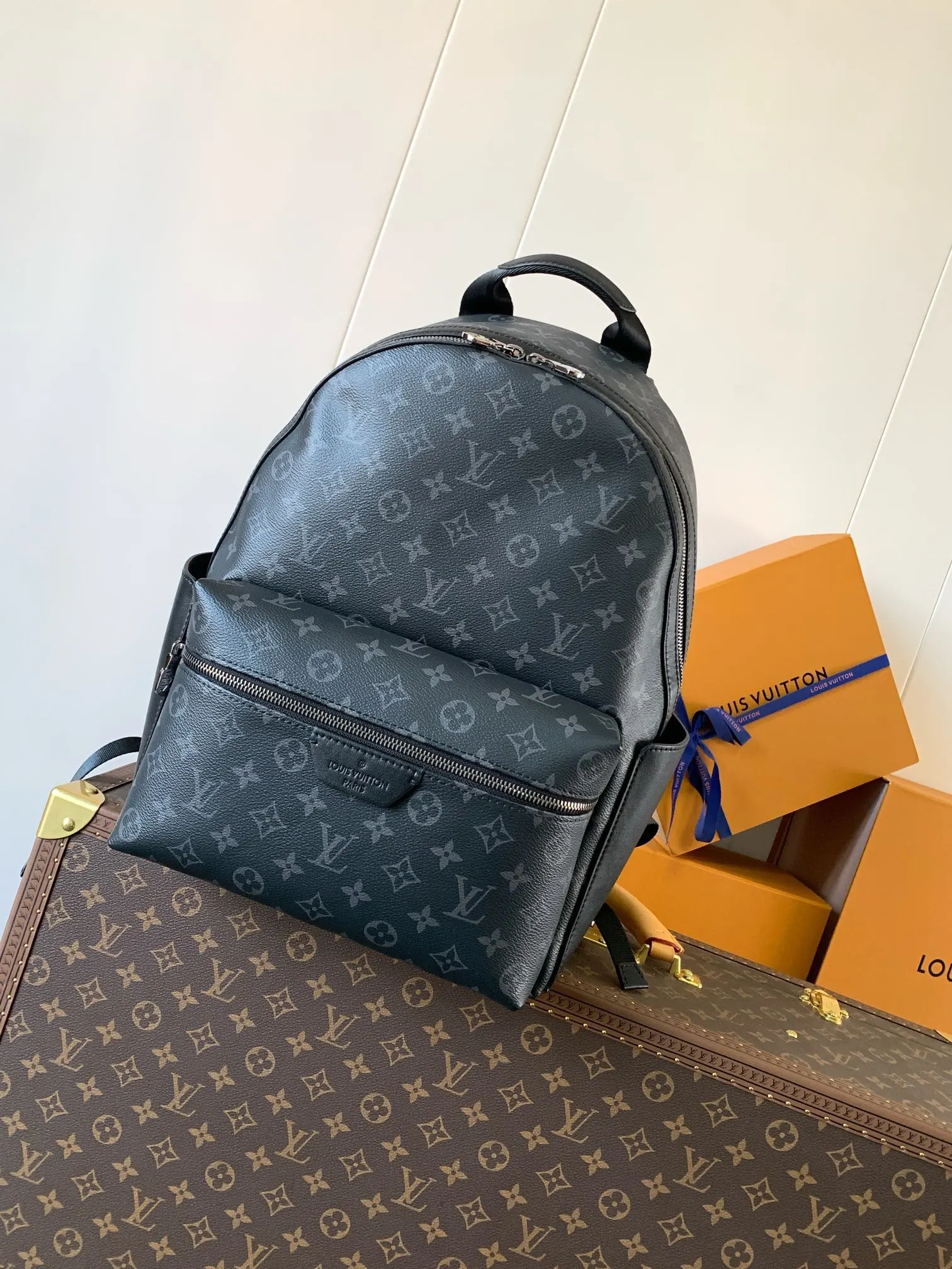 牛皮 外袋 拉链前袋和开口侧袋方便取放物品 内袋确保收納井 雙肩包 实用雙肩款