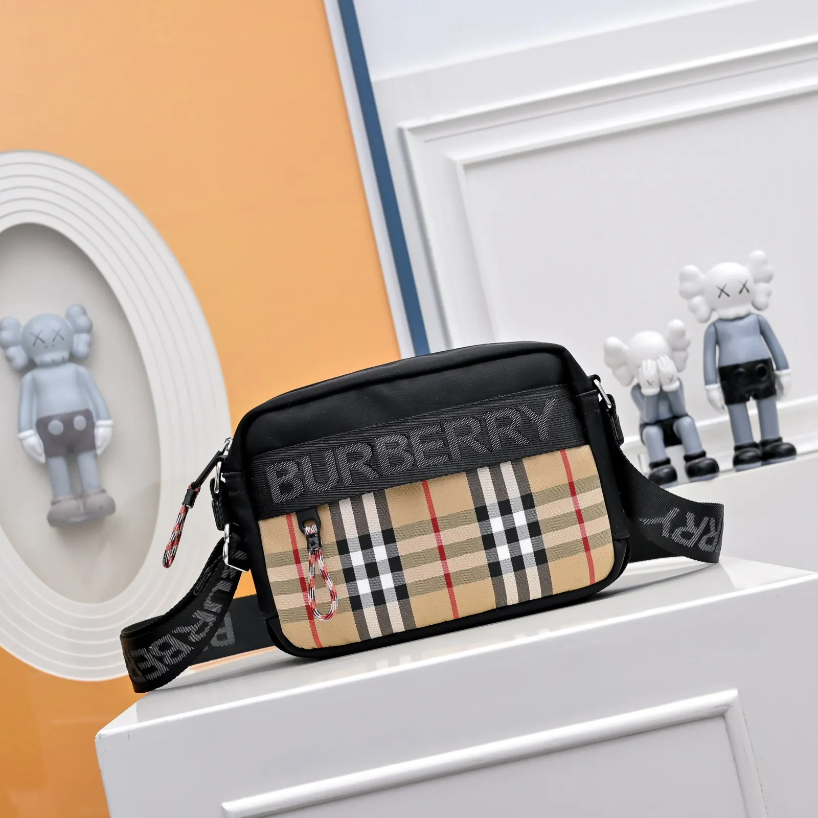 Burberry 帆布 斜挎包 轻便斜挎款