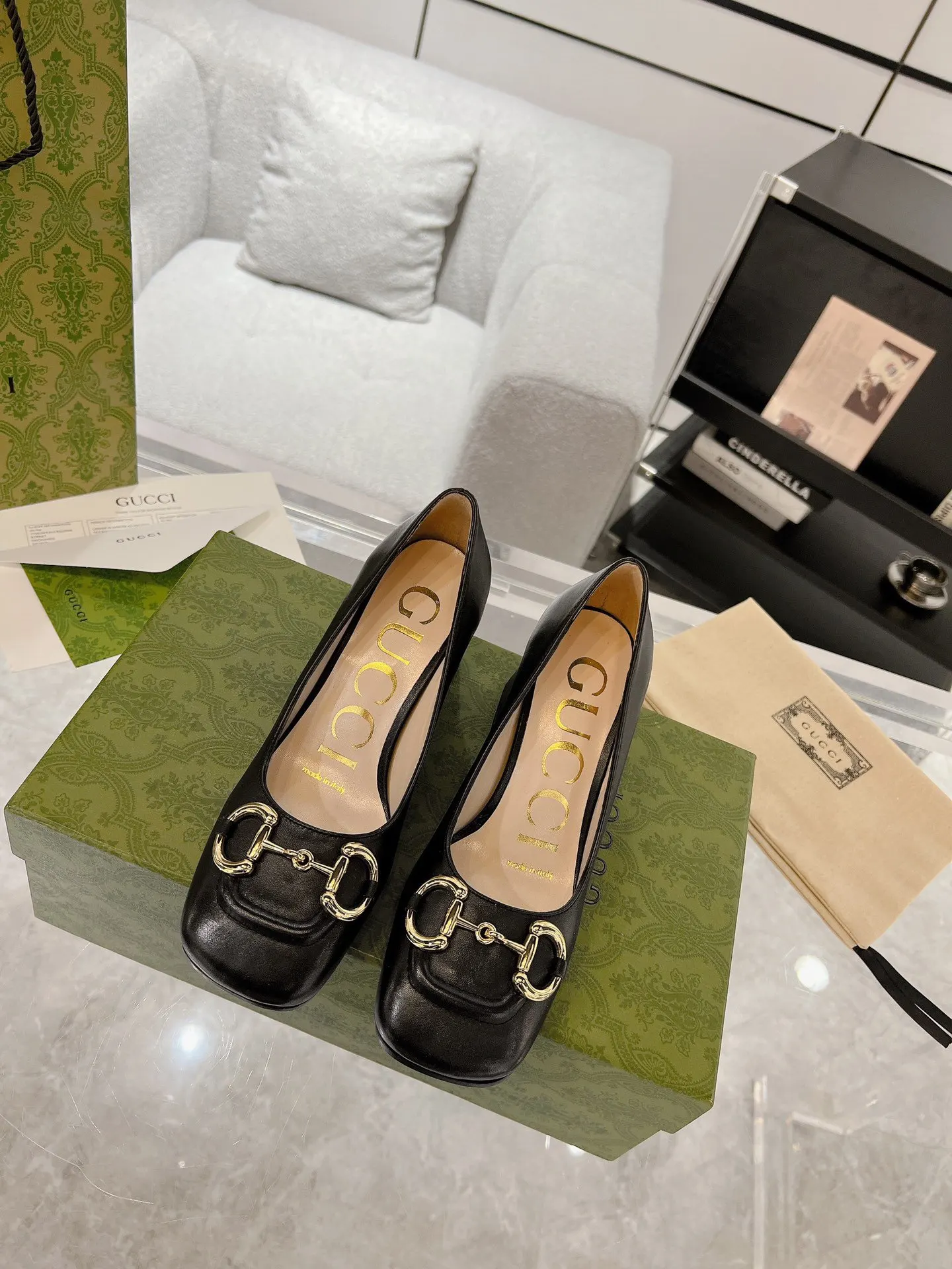 Gucci Horsebit buckle loafers, casual commuter