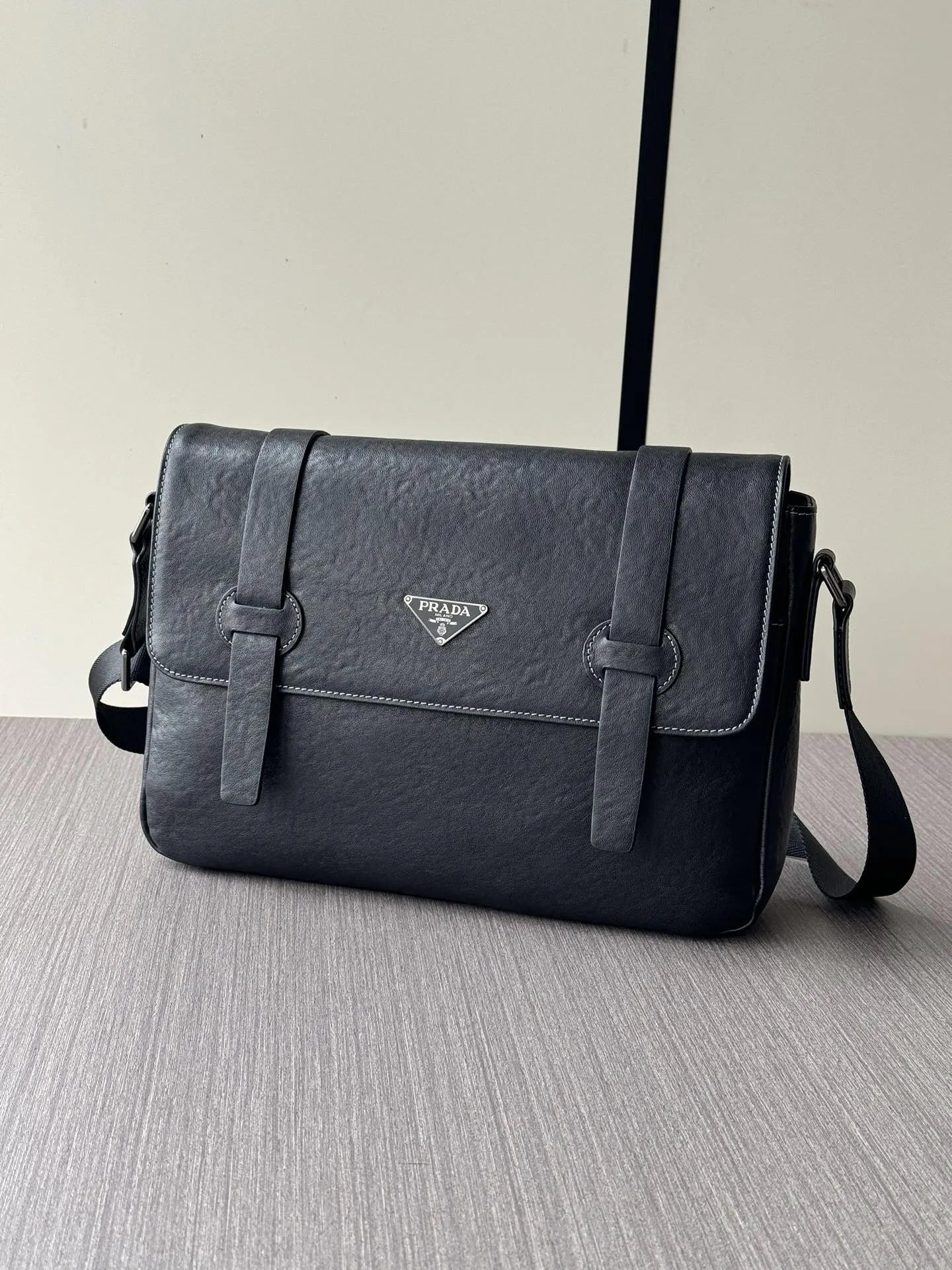 PRADA 黑色 牛皮 Logo 斜背包 日常通勤款