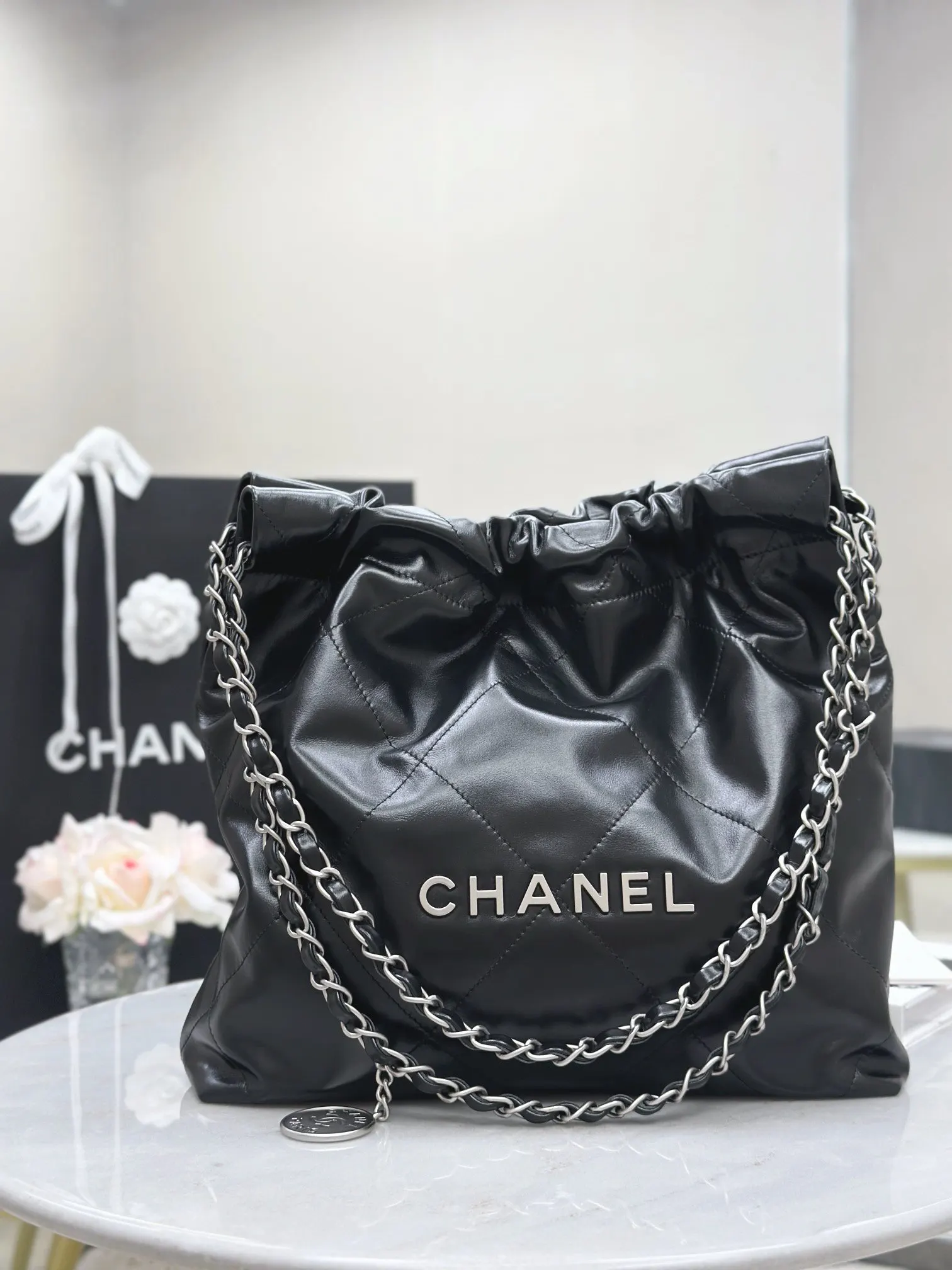 CHANEL 22 Bag 黑色牛皮束口鏈條包 旅行款