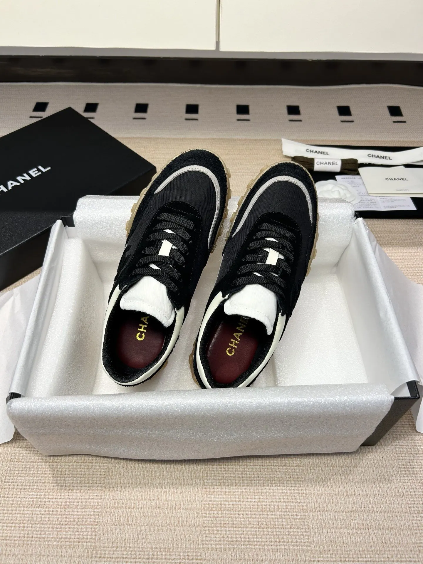 CHANEL 黑白拼色羊皮休閒鞋 红色内衬款