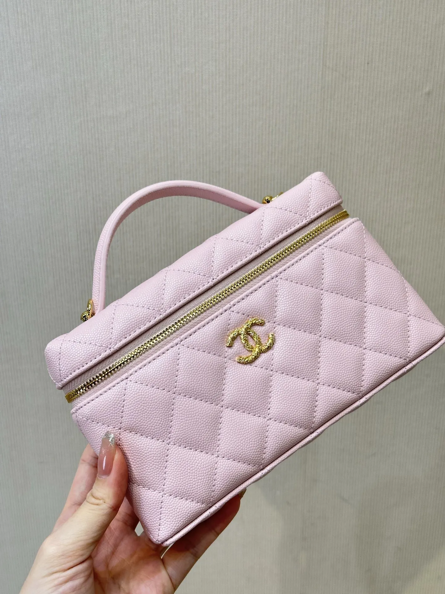 CHANEL 牛皮 现在抢到哭都抢不到的宝贝 居然被我蹲到 啦 鏈條包 精致鏈條款