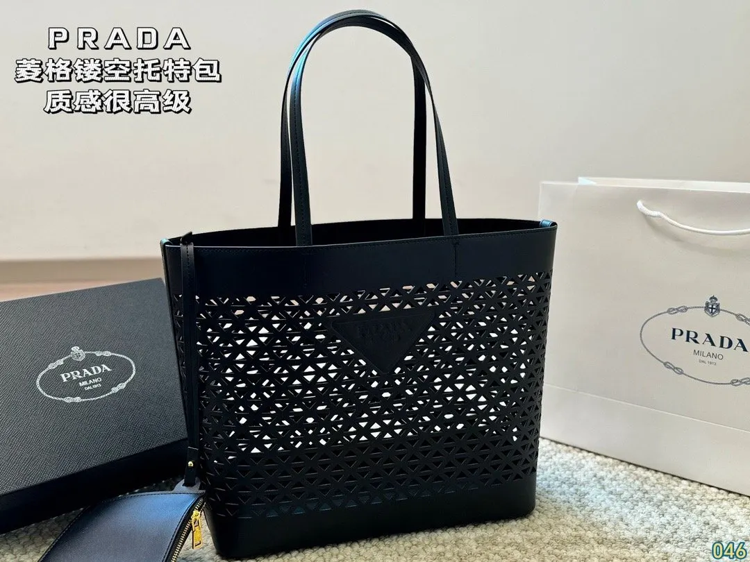 Prada 菱格镂空托特包 質感很高級 容量 大也很耐 大容量托特款