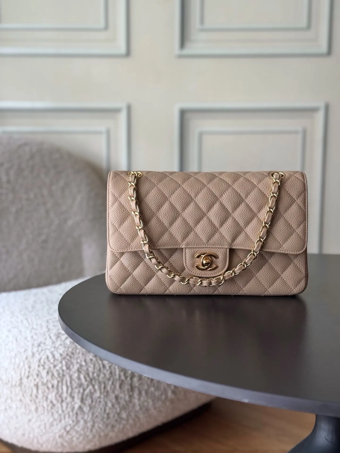 CHANEL 浅米色魚子醬牛皮翻蓋鏈條包 金扣款