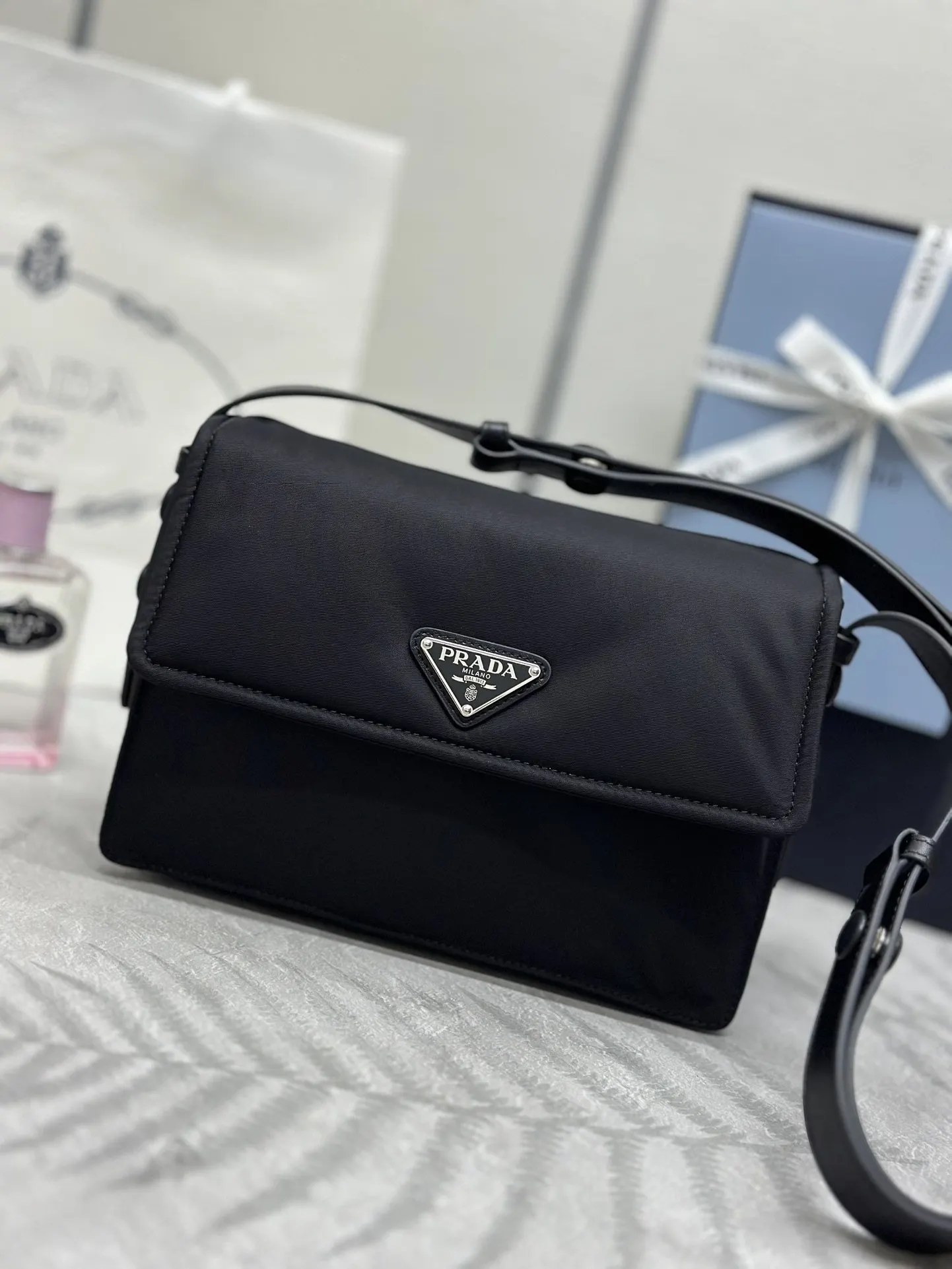 Prada 尼龍 斜背包 輕便斜挎款