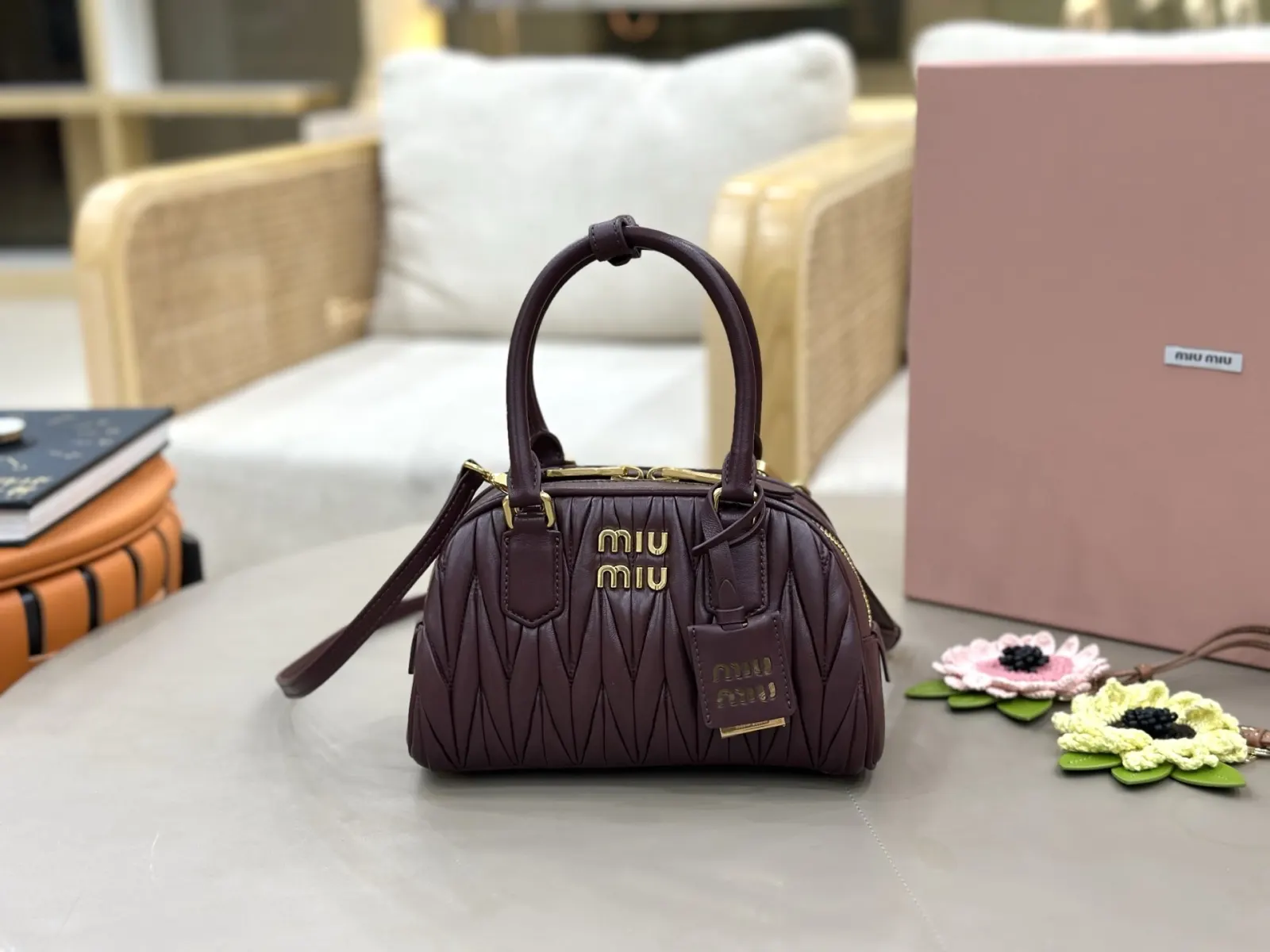 Miu 白色 红色 羊皮 斜挎包 轻便斜挎款