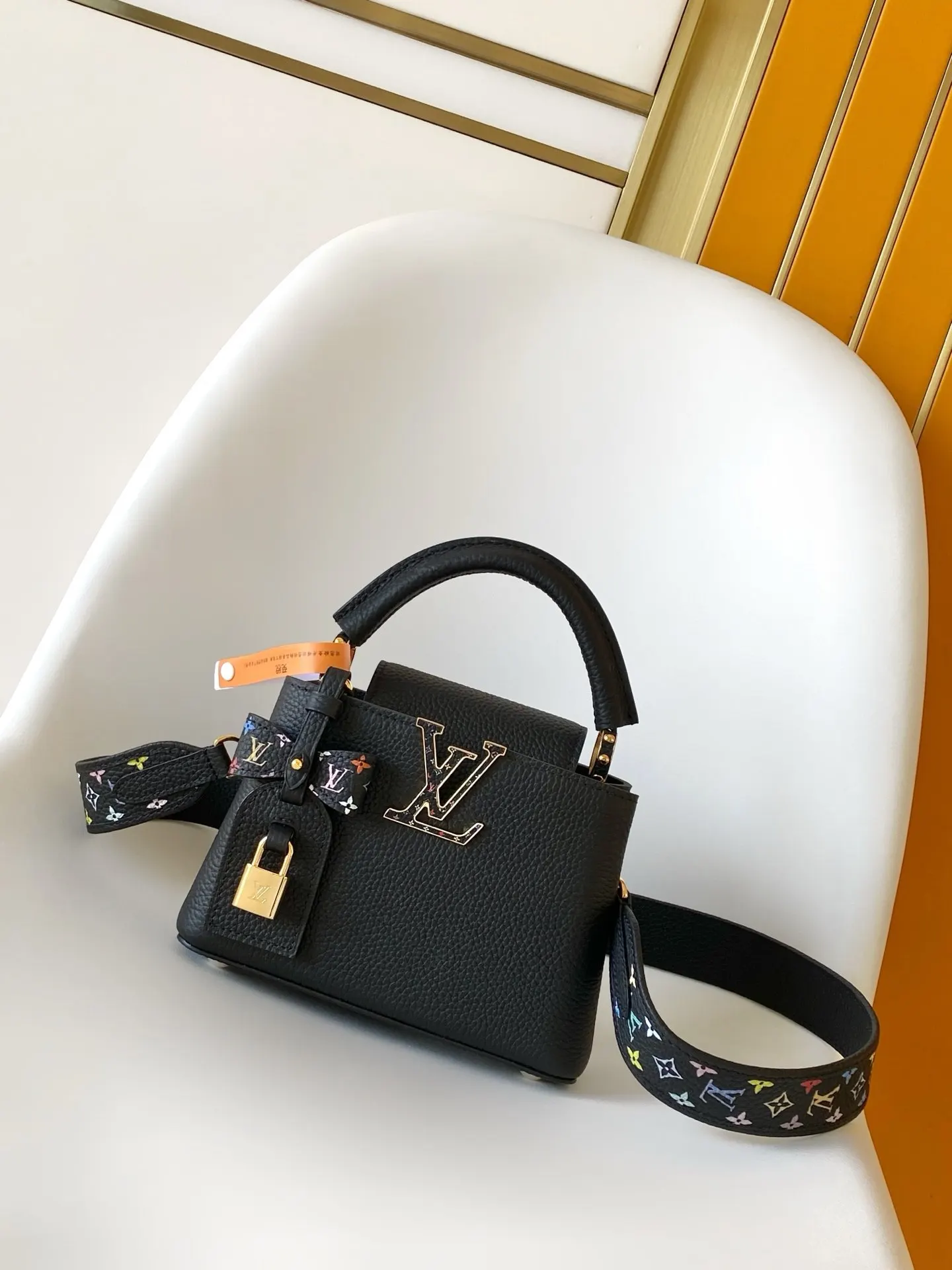 LV 黑色 白色 牛皮 字母和可拆卸 Mo肩带浸染明丽色调 致 收納包 旅行收納款