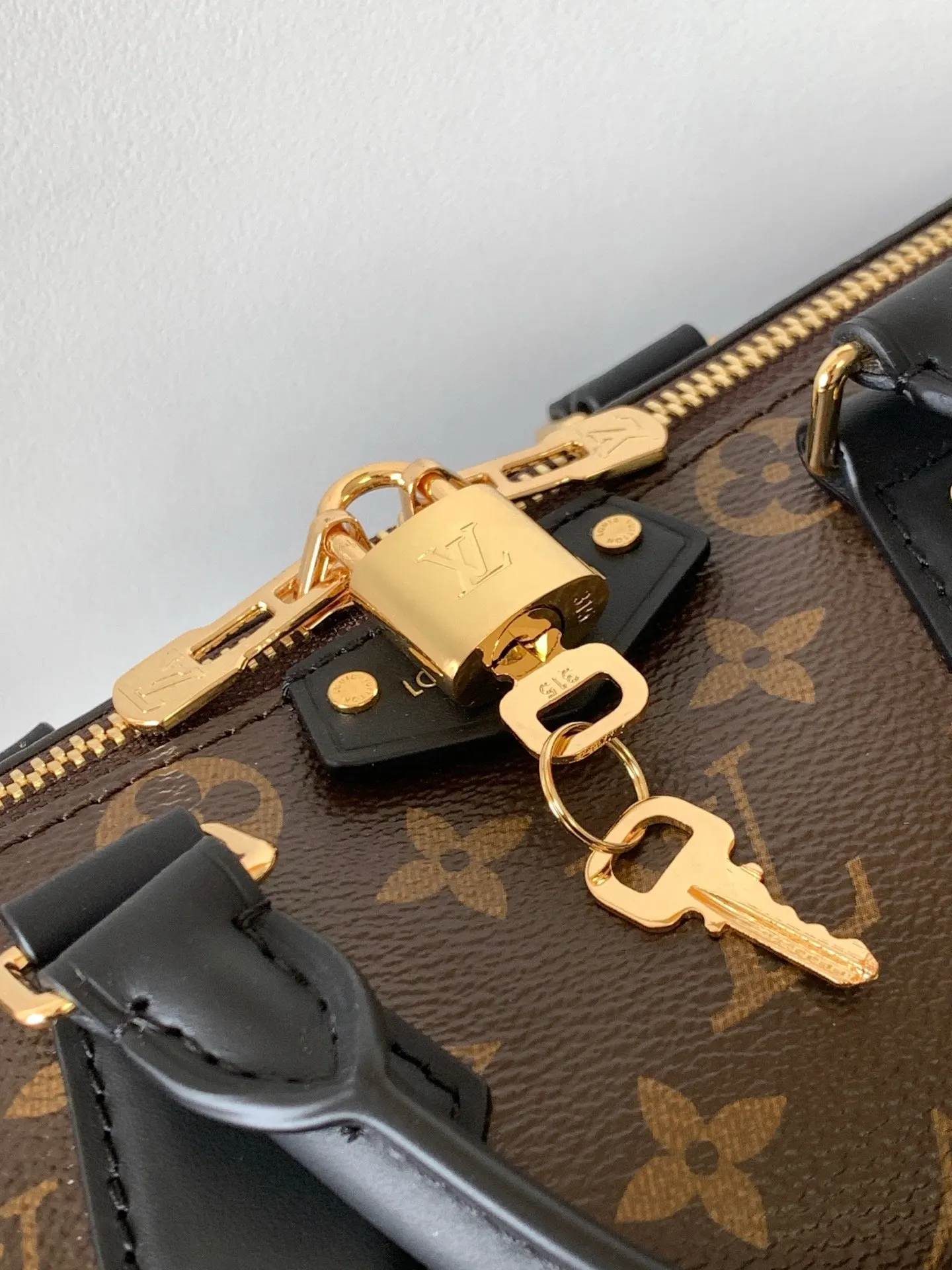 Louis Vuitton Crossbody Bag Lightweight Leather