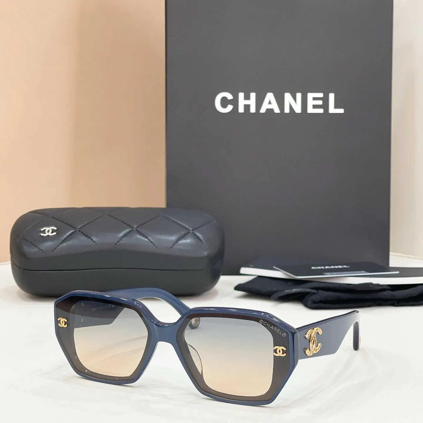 CHANEL 黑色太阳镜 眼镜盒套装款