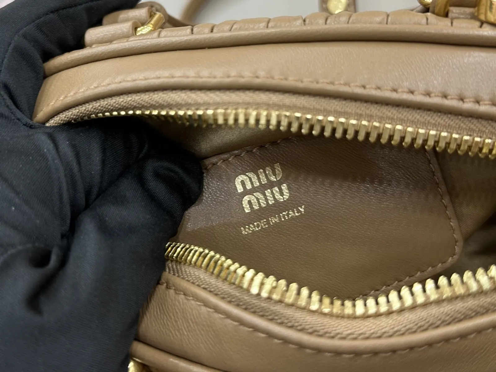 Miu 白色 焦糖色 羊皮 斜挎包 轻便斜挎款