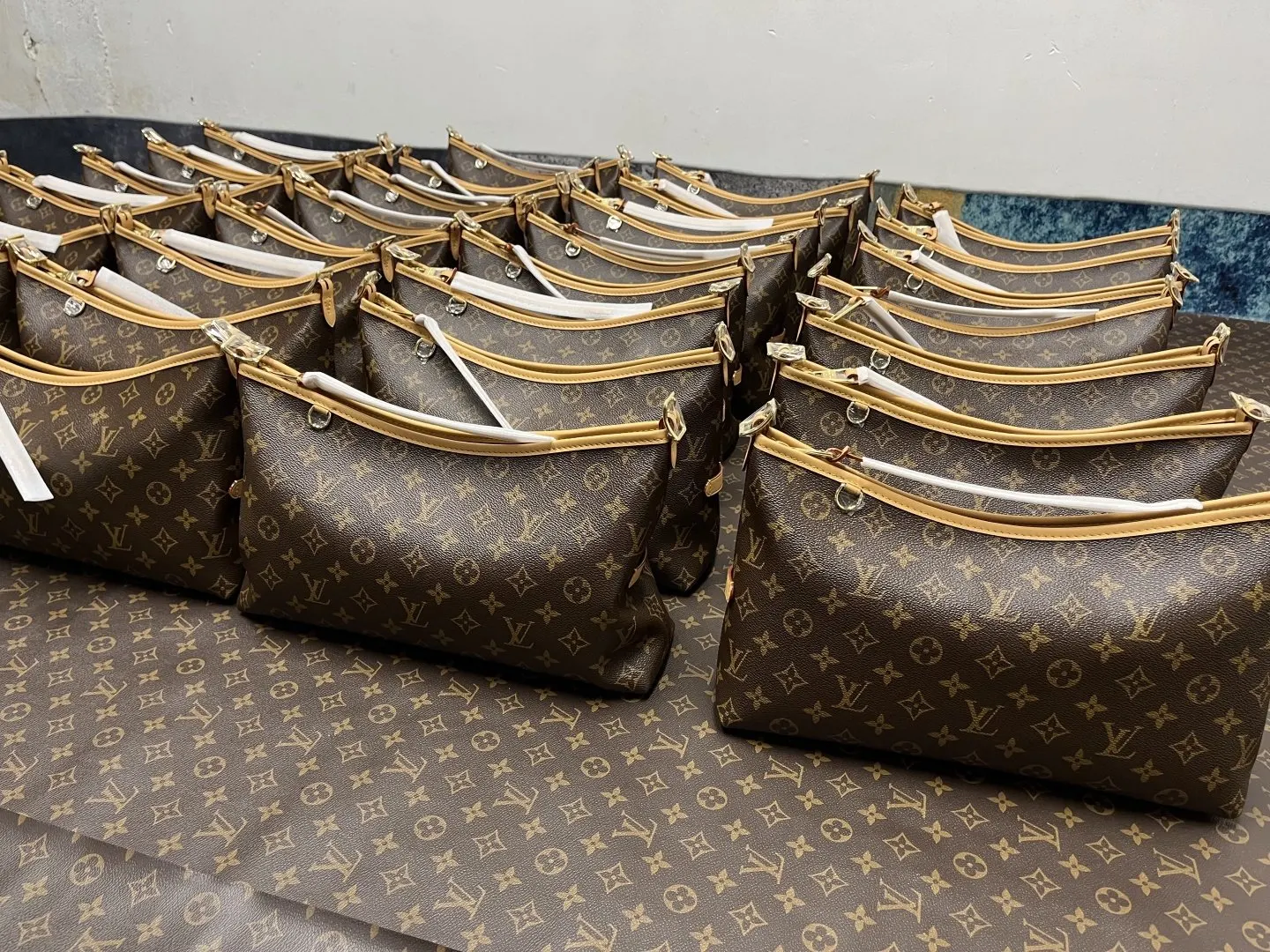 CarryAll EAST WEST 手袋 已到 水桶包 休閒水桶款