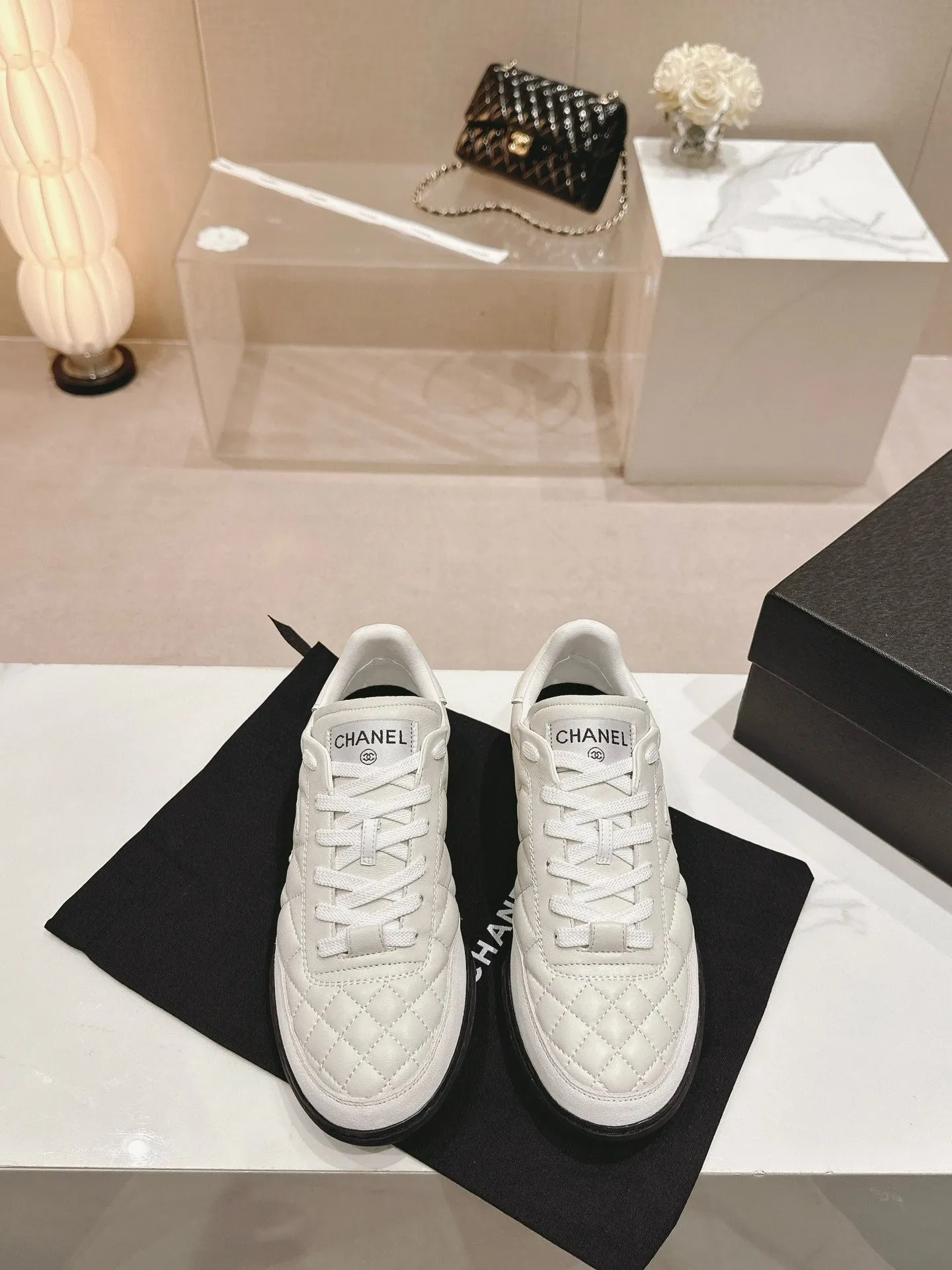 CHANEL 白色羊皮休閒鞋 鏈條细节款