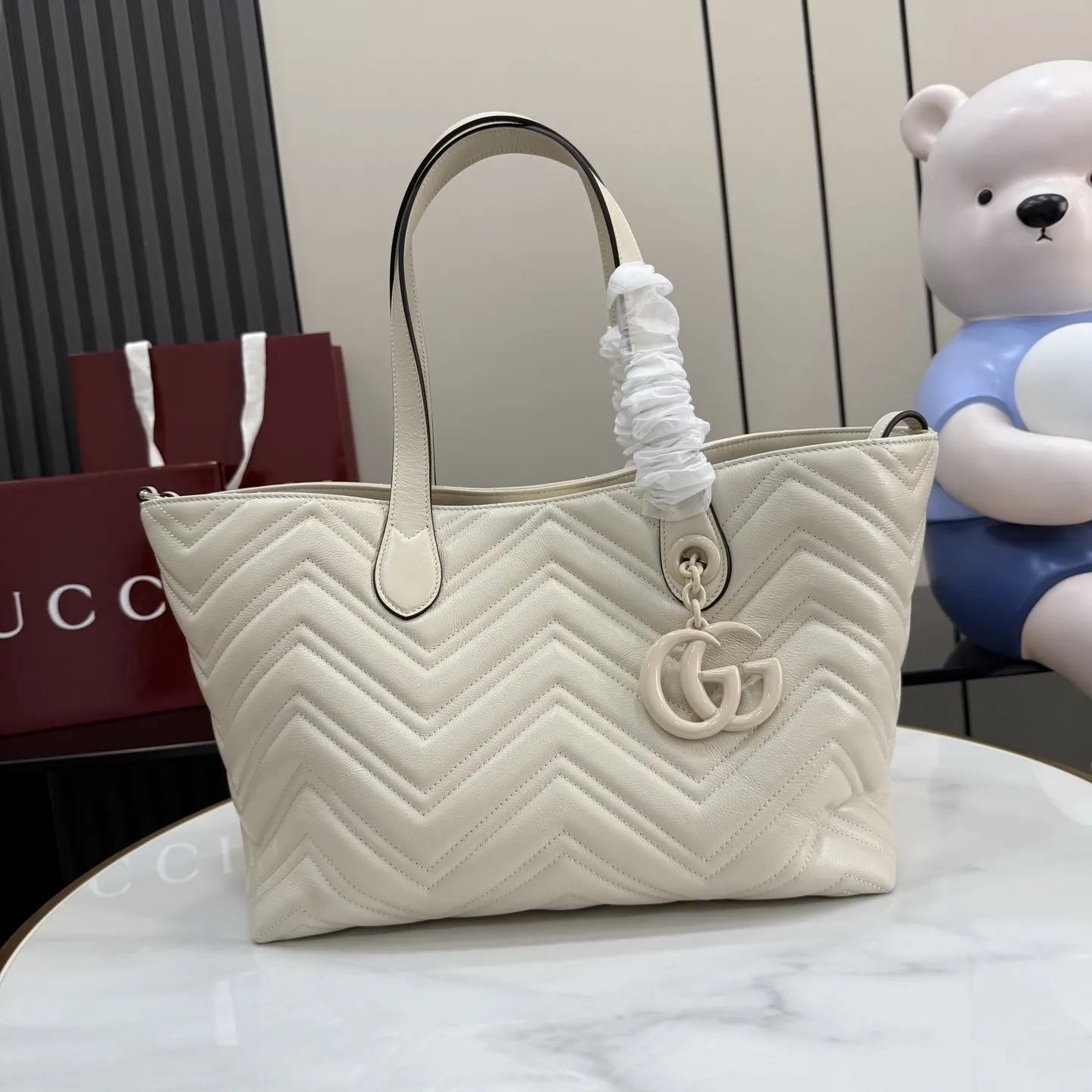 白色 牛皮 品牌标志性系列以柔软牛皮革匠心打造魅力手袋单品 搭 托特包 大容量托特款