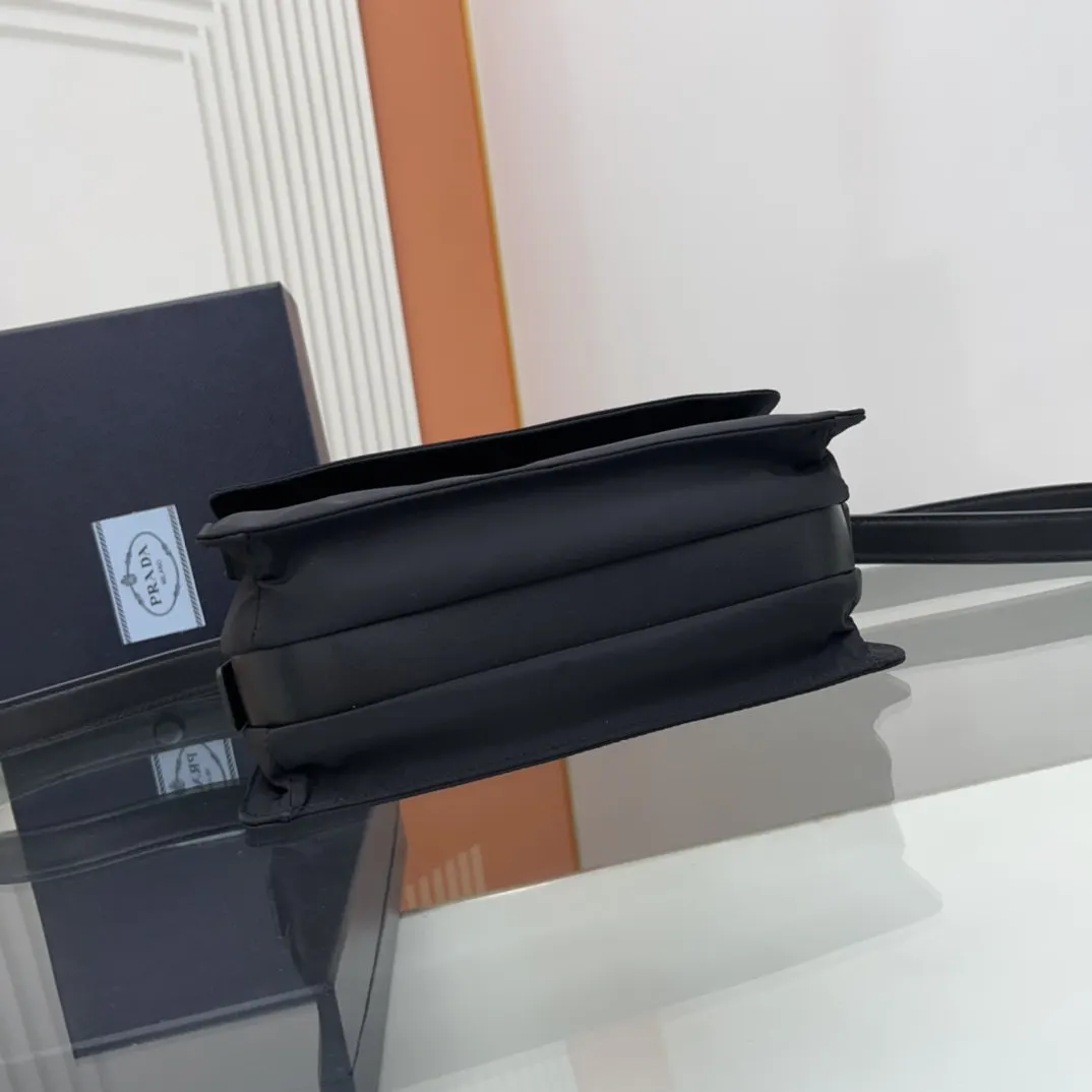 尼龍 邮差包迷你号 太可爱了 單肩包甄独特加衬尼龍 斜背包 輕便斜挎款