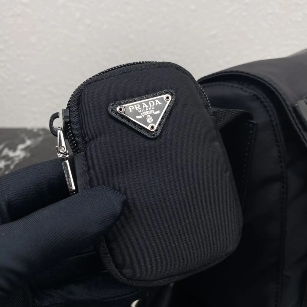 Prada 尼龍 斜背包 輕便斜挎款