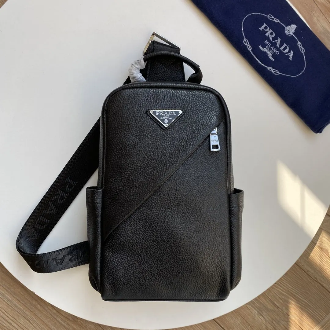 Prada 黑色 牛皮 进口牛皮 超高清logo标志 高端五金 专用高档里布 腰包 休闲腰包款