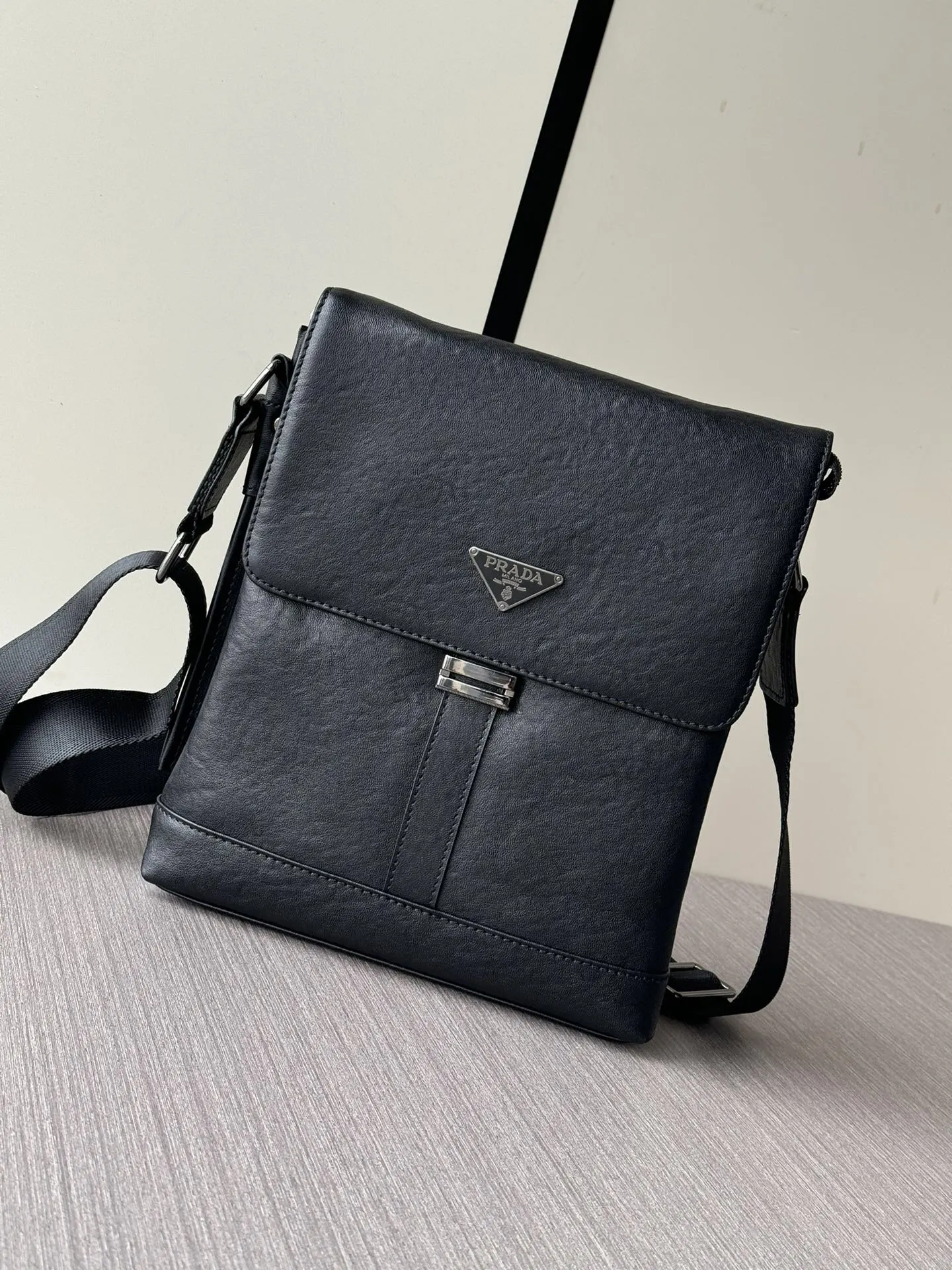 PRADA 黑色 牛皮 Logo 斜背包 日常通勤款