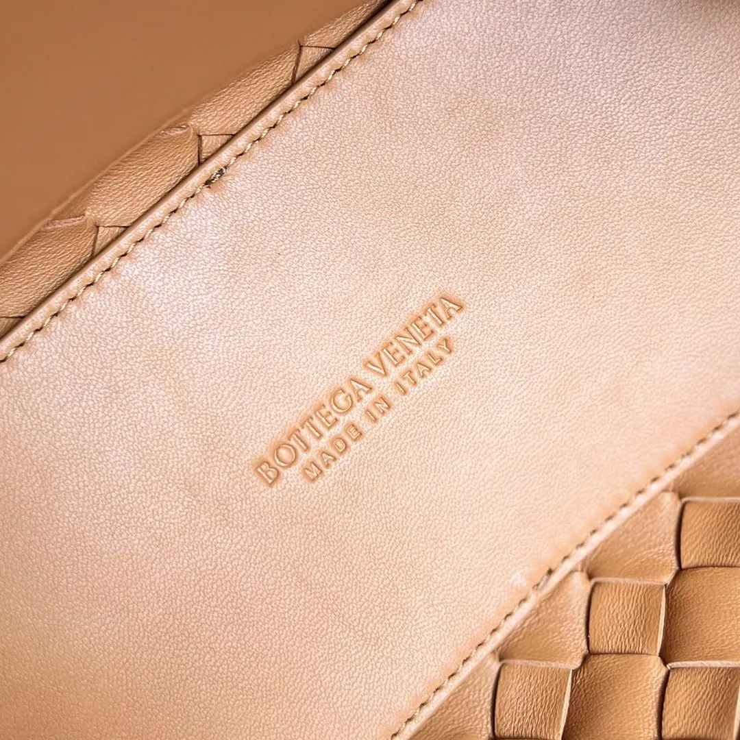 Bottega Veneta 金色 羊皮 斜背包 輕便斜挎款