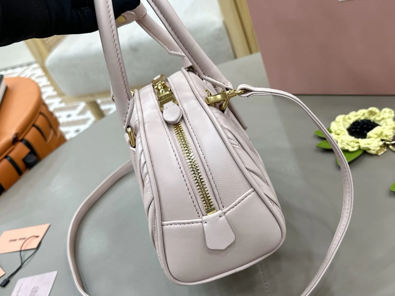Miu 白色 粉色 羊皮 斜挎包 轻便斜挎款