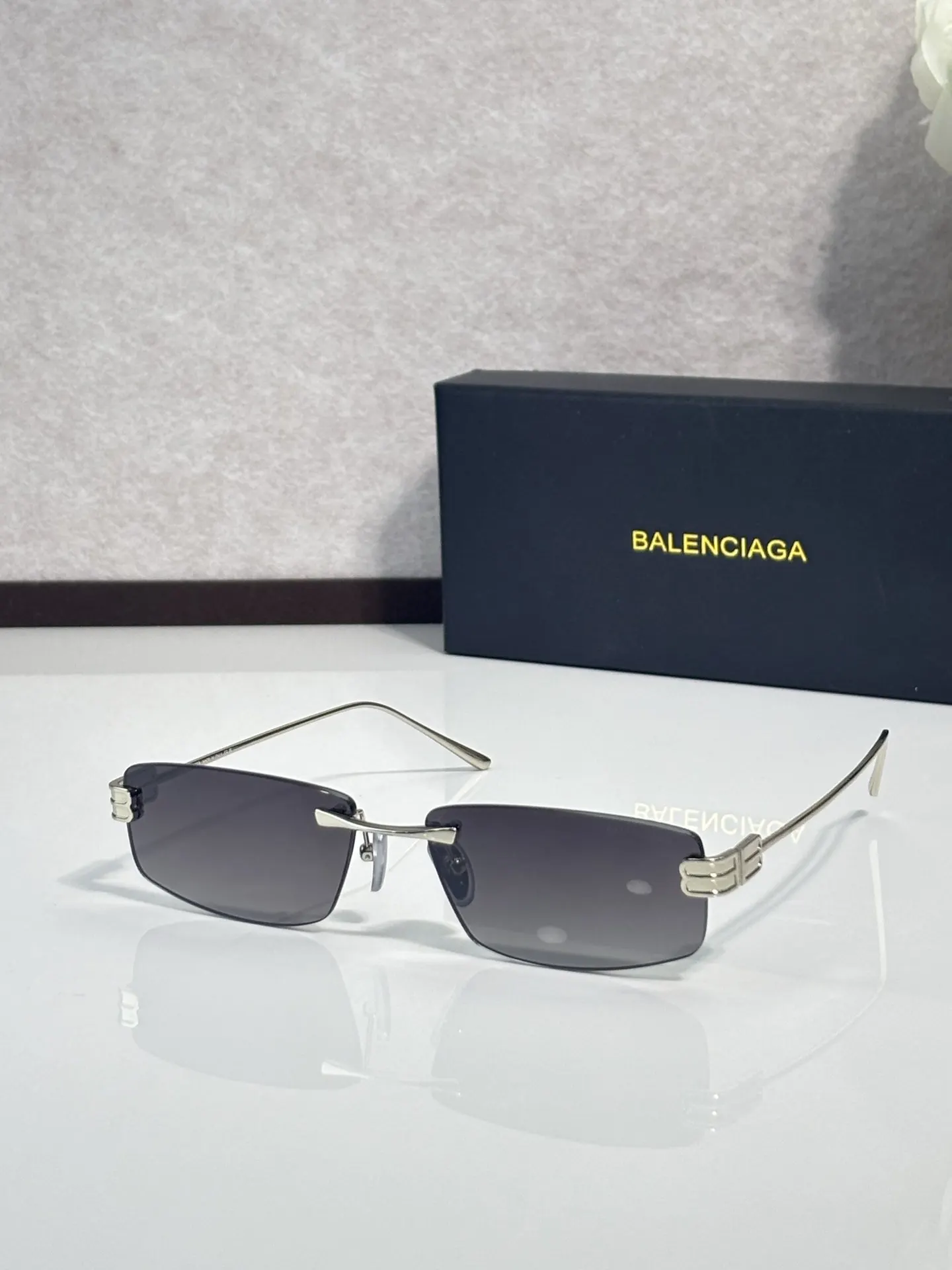 Balenciaga BB0488S 太阳镜 精致搭配款