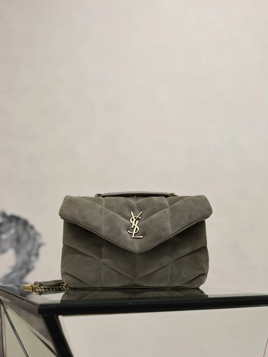 灰色 麂皮 灰色磨砂金扣 双链条 Loulou Puffer 腋下包 复古腋下背款
