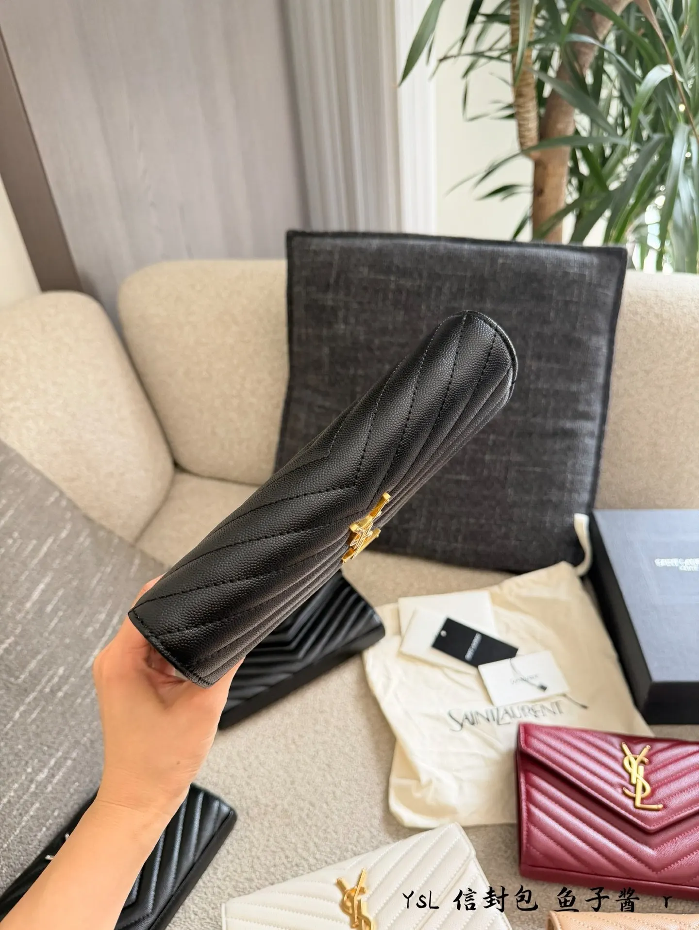 YSL 牛皮 黑金鱼子酱信封包​​ 黑金鱼子酱信封包 经典黑金 链条包 精致链条款