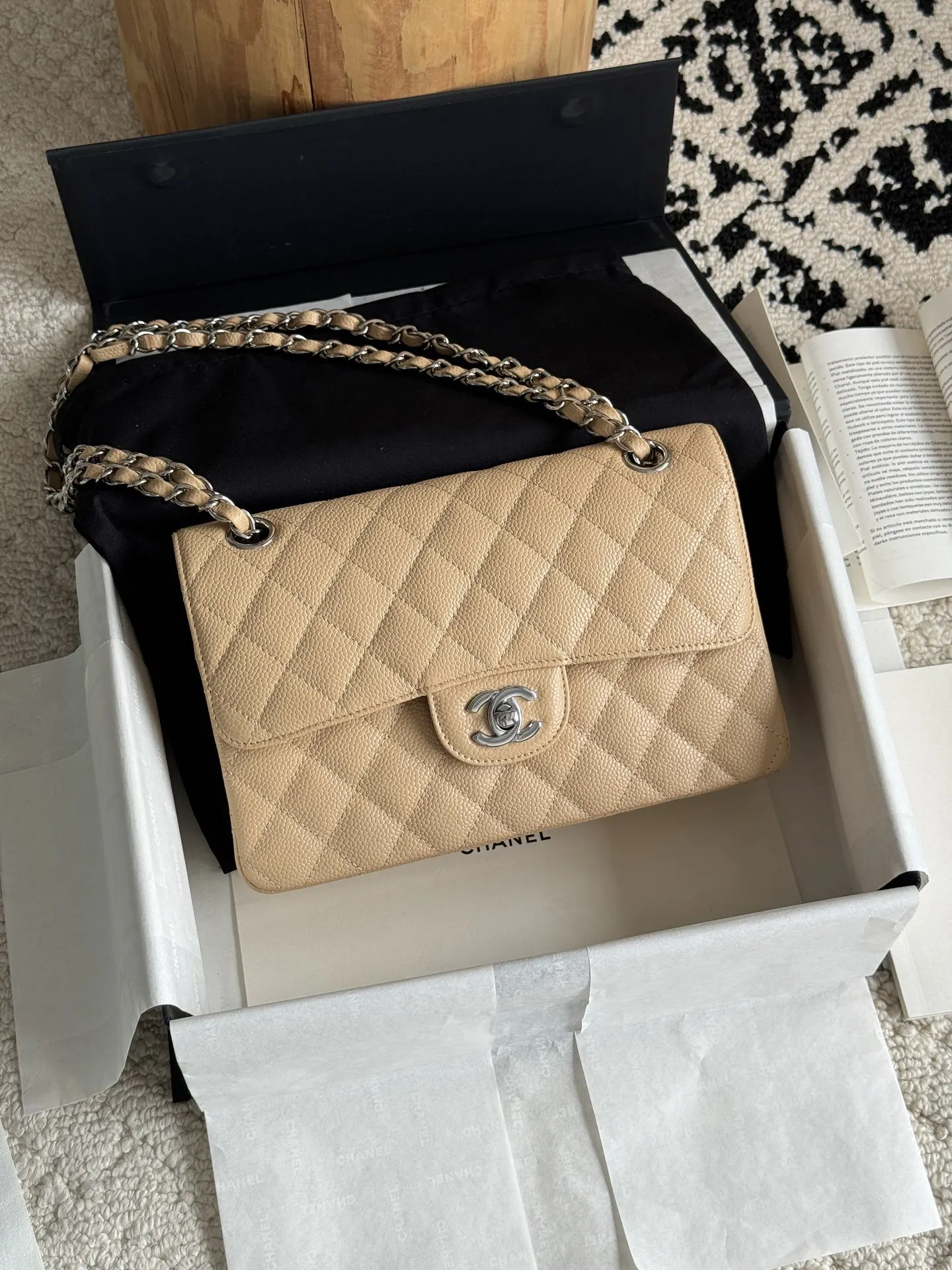 CHANEL 米色荔枝紋牛皮翻蓋鏈條包 金扣款