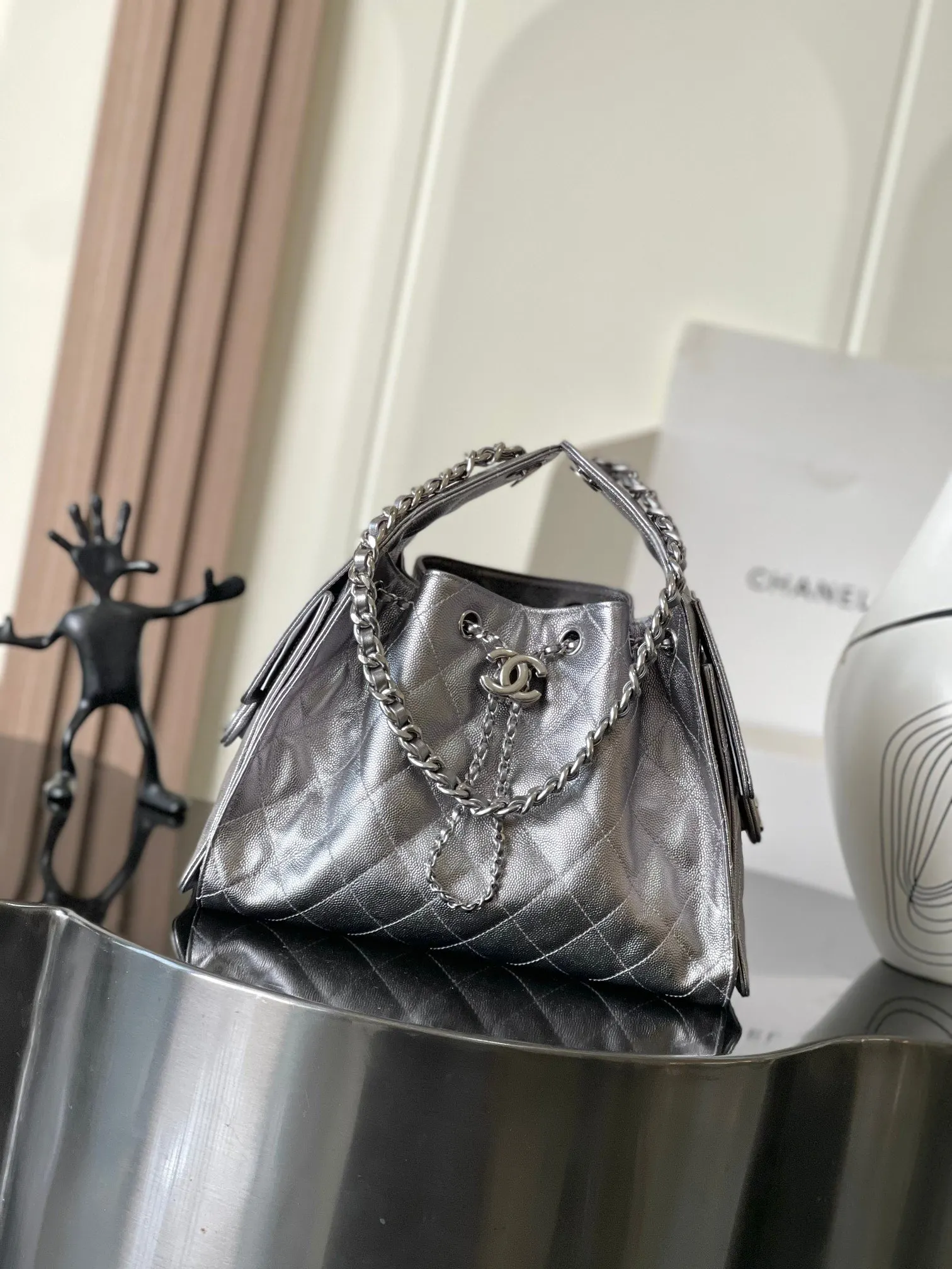 CHANEL 銀灰色牛皮Hobo腋下包 金链款