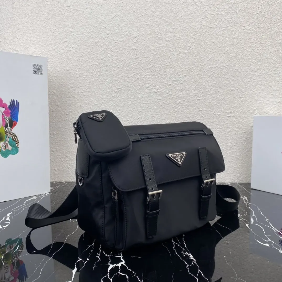 Prada 尼龍 斜背包 輕便斜挎款