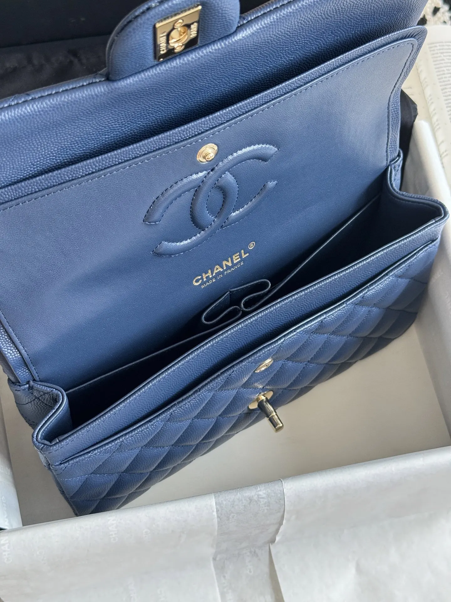 Crossbody Bag Lightweight Leather Image 9 Crossbody Bag Lightweight Leather Image 9