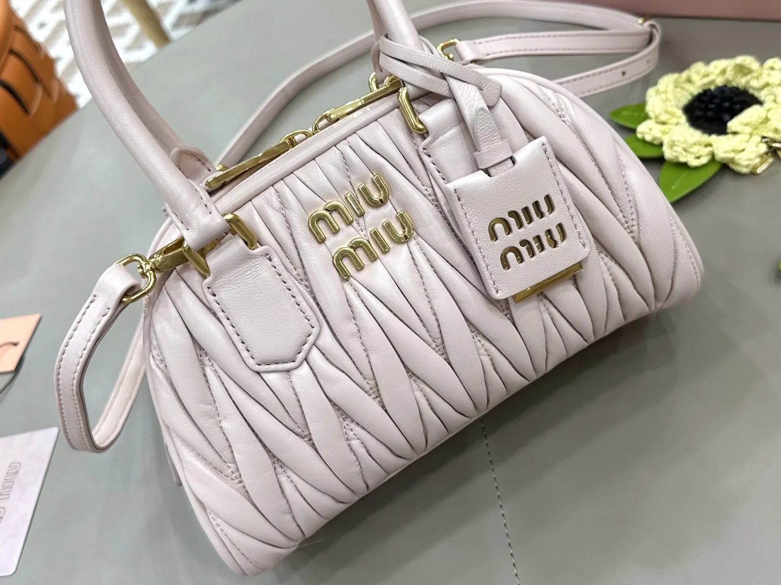 Miu 白色 粉色 羊皮 斜挎包 轻便斜挎款