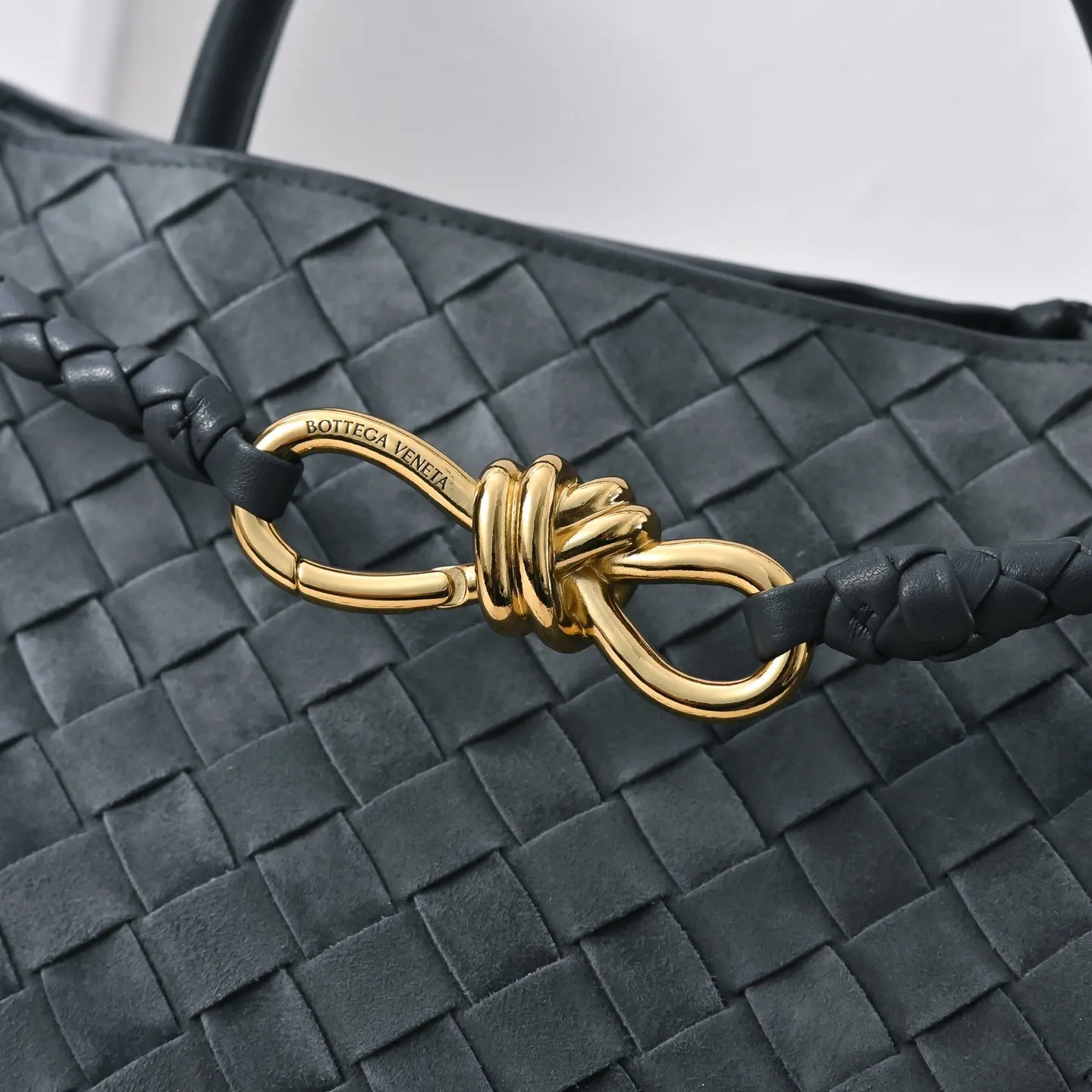 Bottega Veneta 麂皮 斜背包 輕便斜挎款