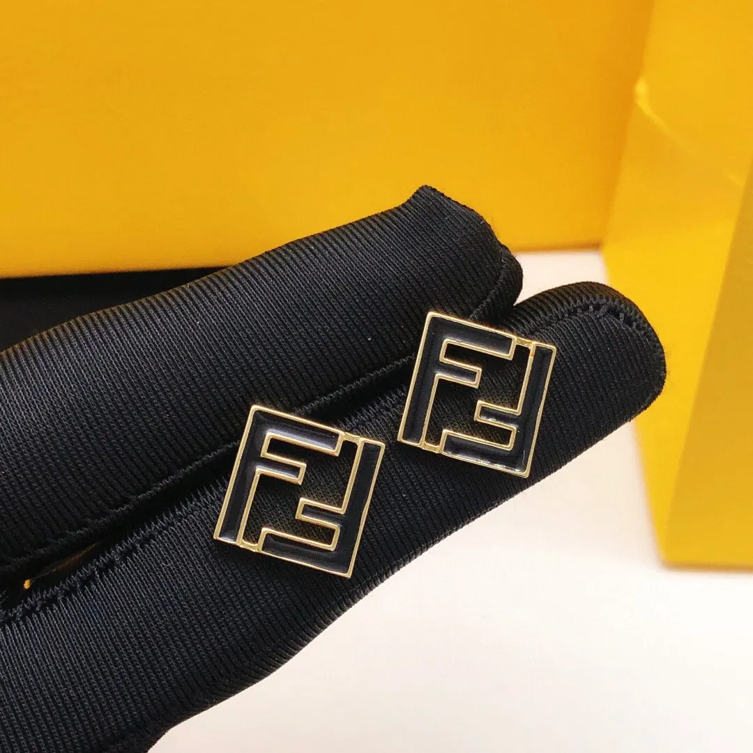 Fendi 黑色 耳钉 小巧点缀款