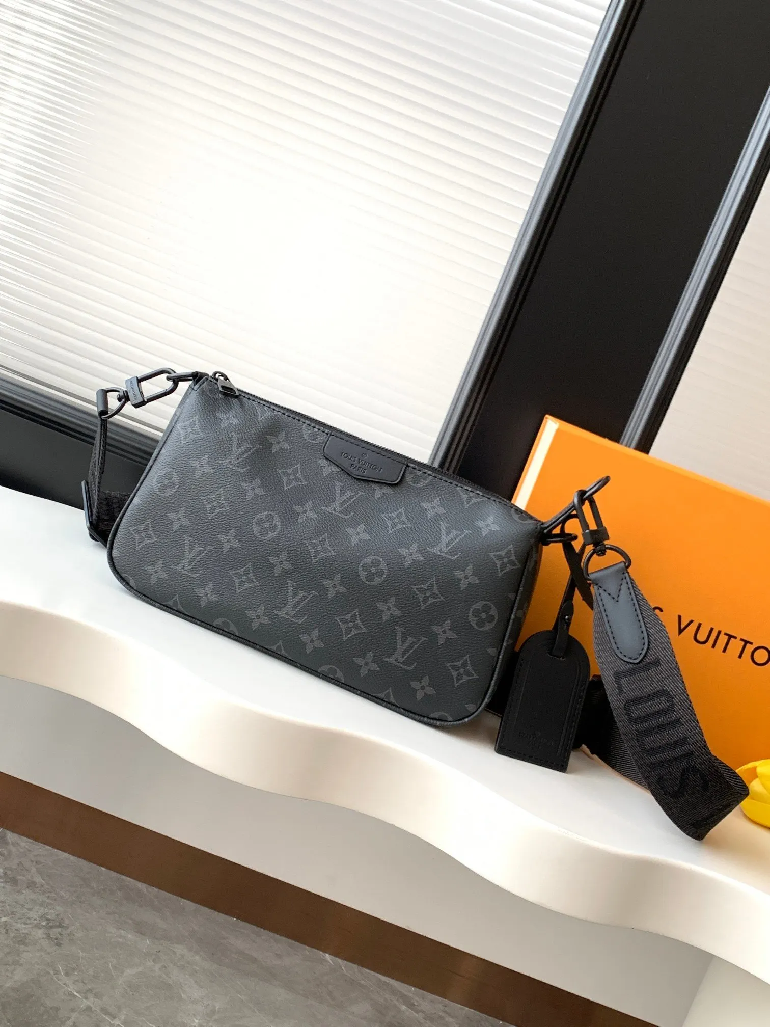 LV Pochette 斜背包