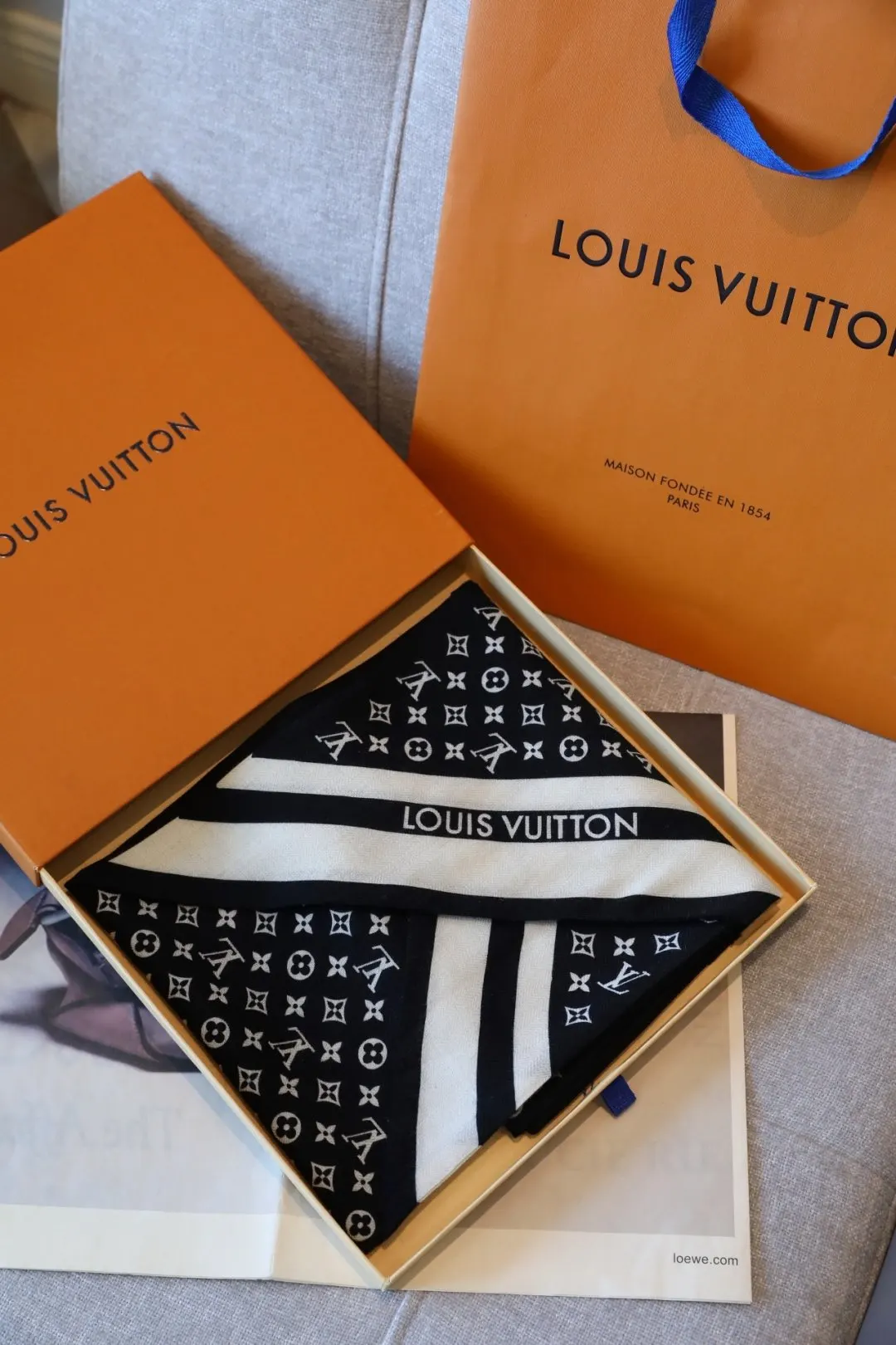 LV 老花 羊绒 Monogram 丝巾 优雅搭配款
