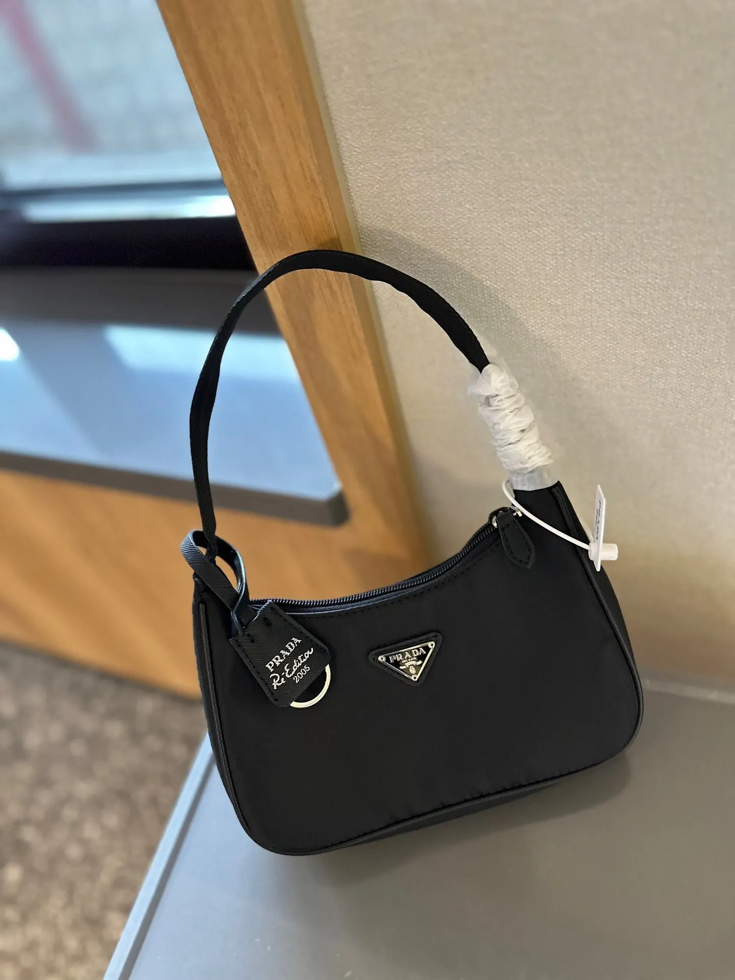 Prada 牛仔 洋气单品牛仔腋下包 系列将是 復古腋下背款