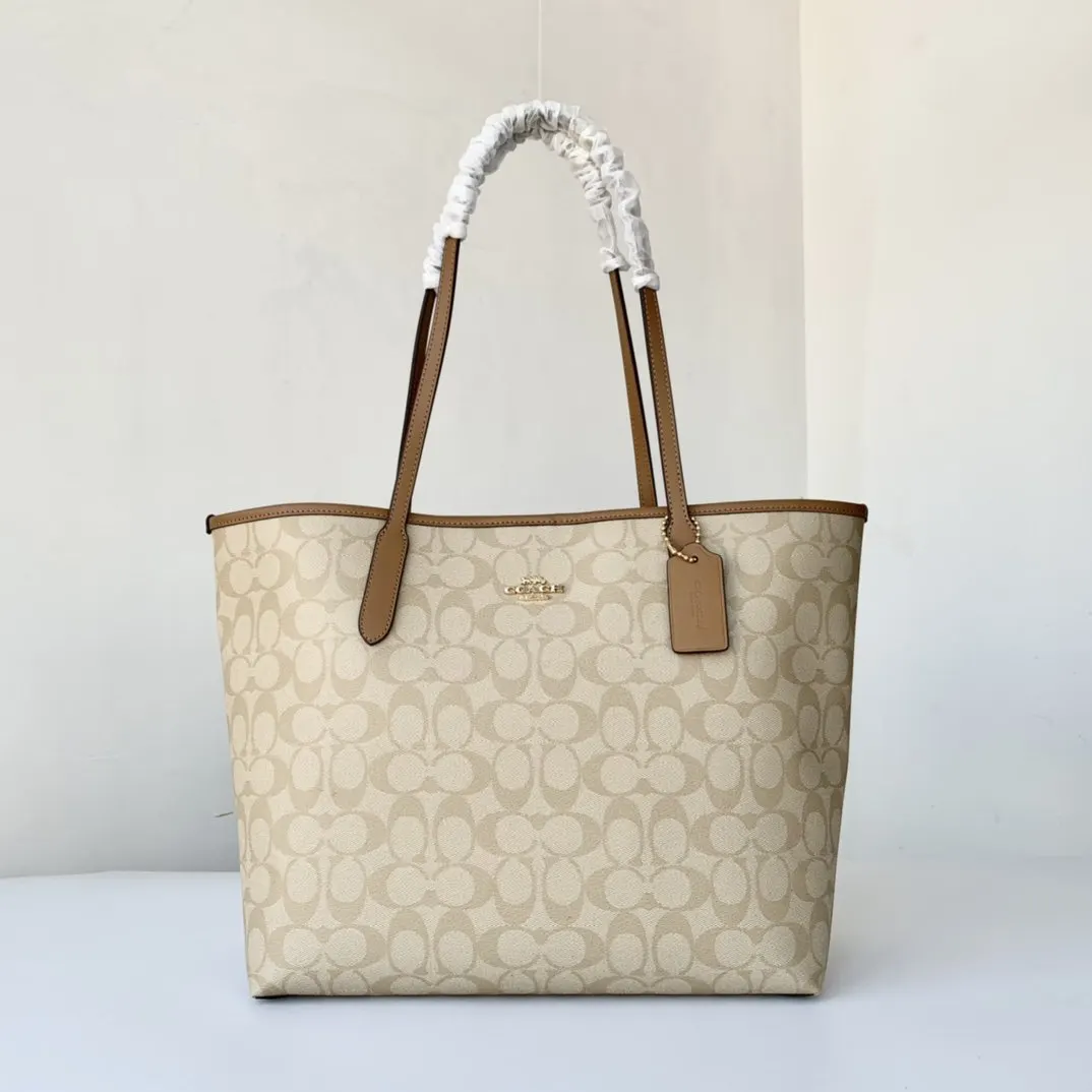 Coach 老花 帆布 新奥莱款双面托特包 的老花图案可以 大容量托特款