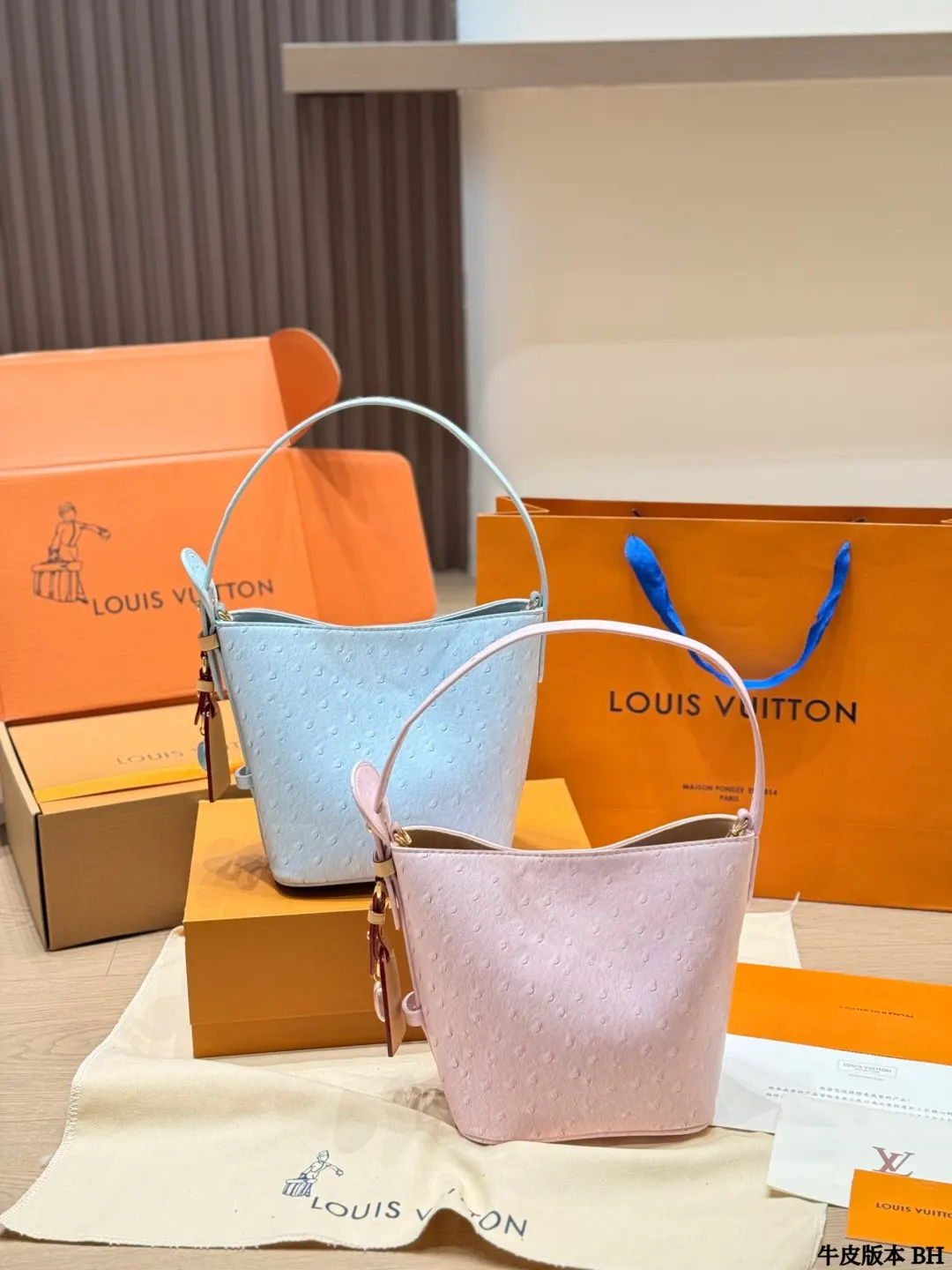 LV 粉色 牛仔 牛皮 經典水桶造型 弧形手柄 手提或斜挎都很时髦 水桶包 休閒水桶款