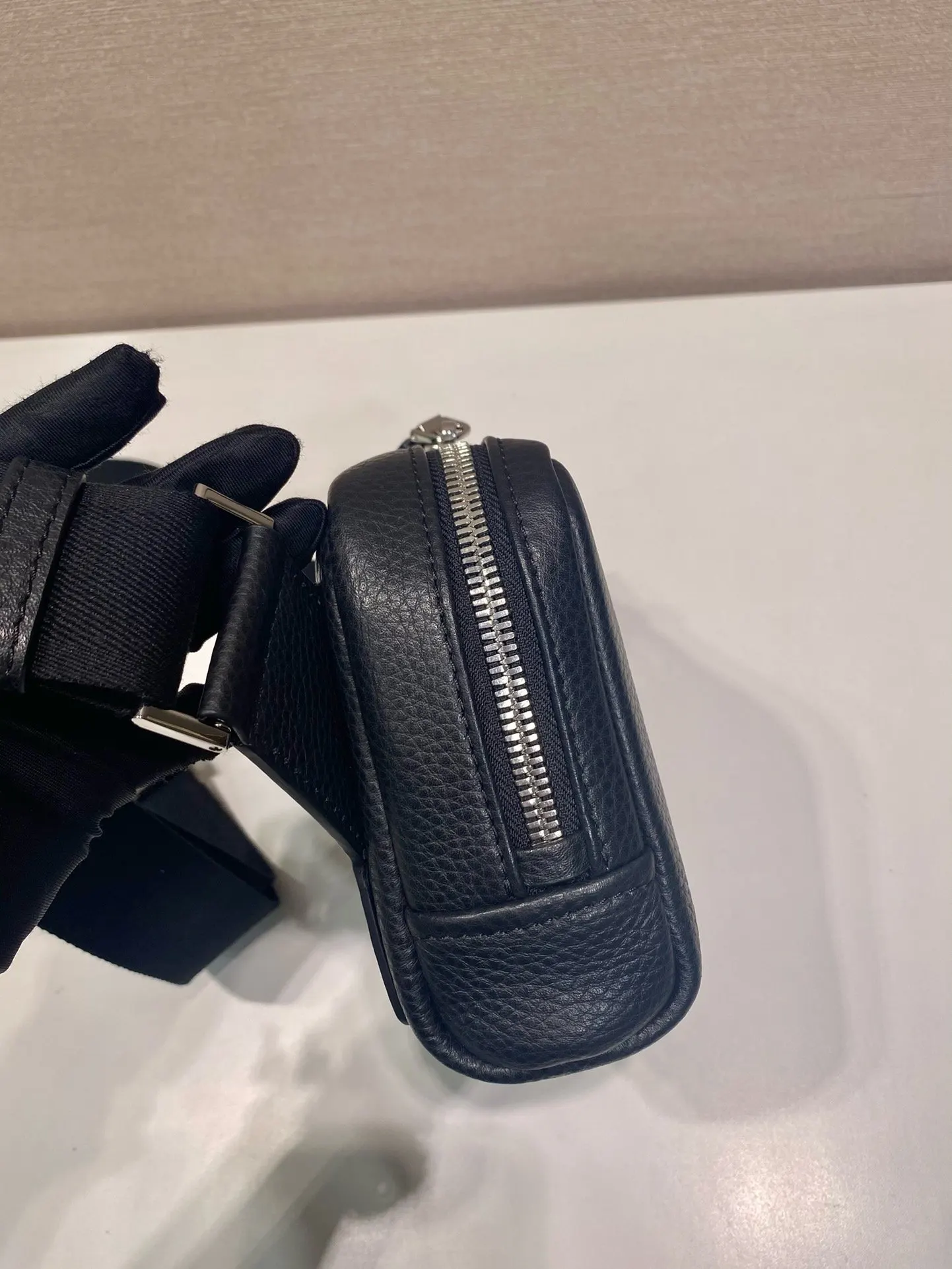 牛皮 手感舒適奢华 又可当胸包和單肩 腰包 休閒腰包款