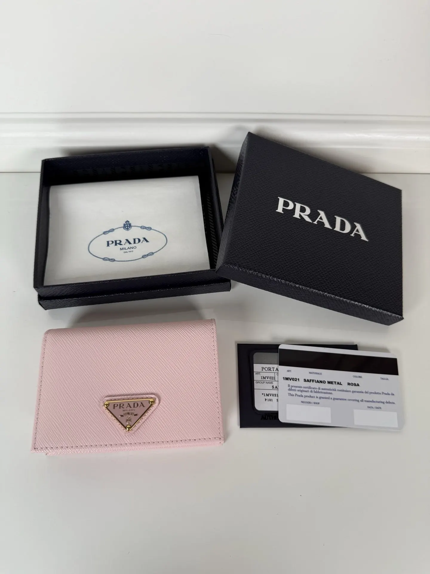 PRADA 錢包 实用短夹款